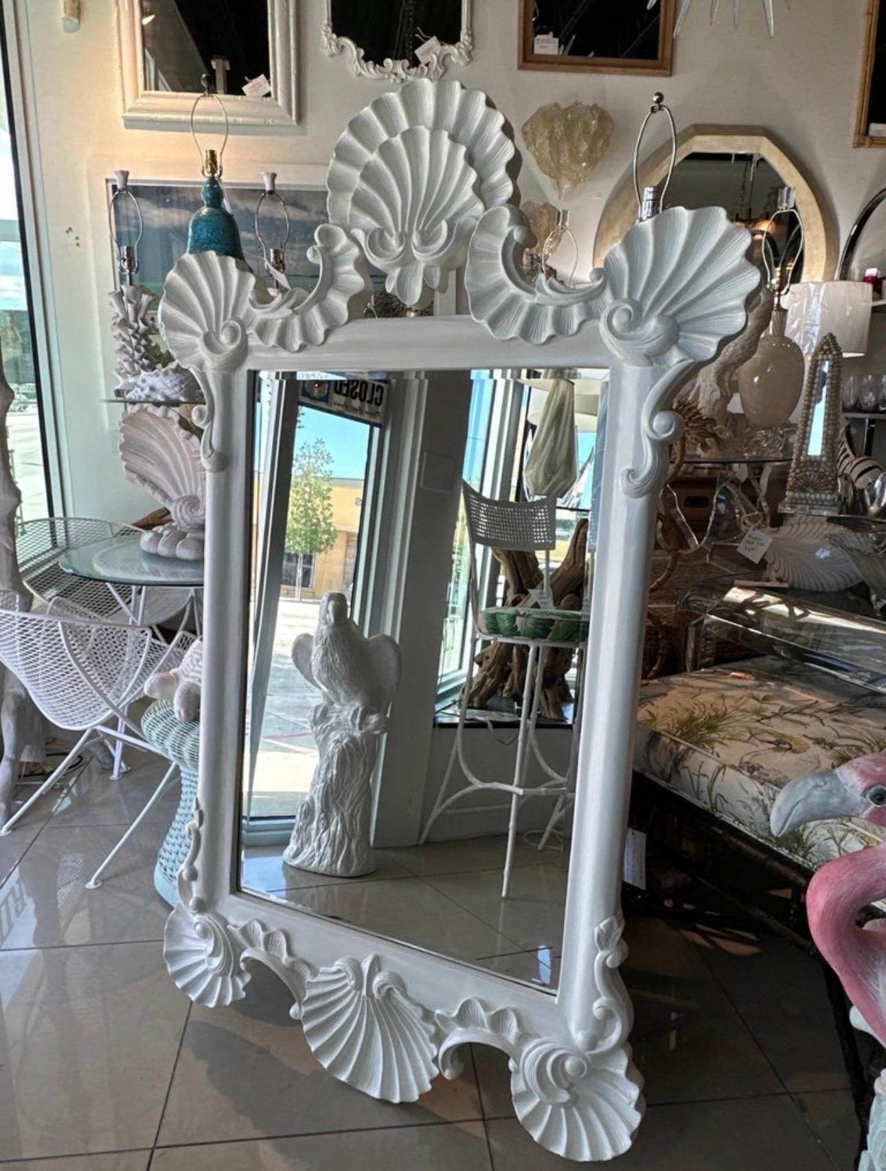 Grande specchio da parete conchiglia vintage Palm Beach White Satin Lacquered Shell Seashell in vendita 1