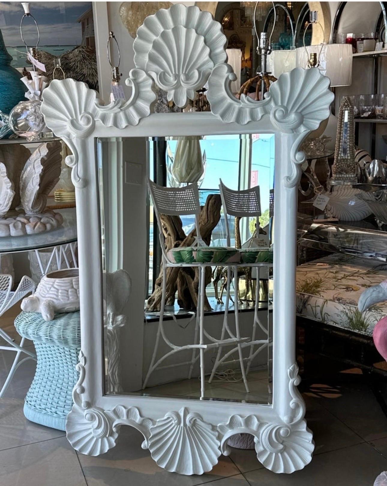 Grande specchio da parete conchiglia vintage Palm Beach White Satin Lacquered Shell Seashell in vendita 2