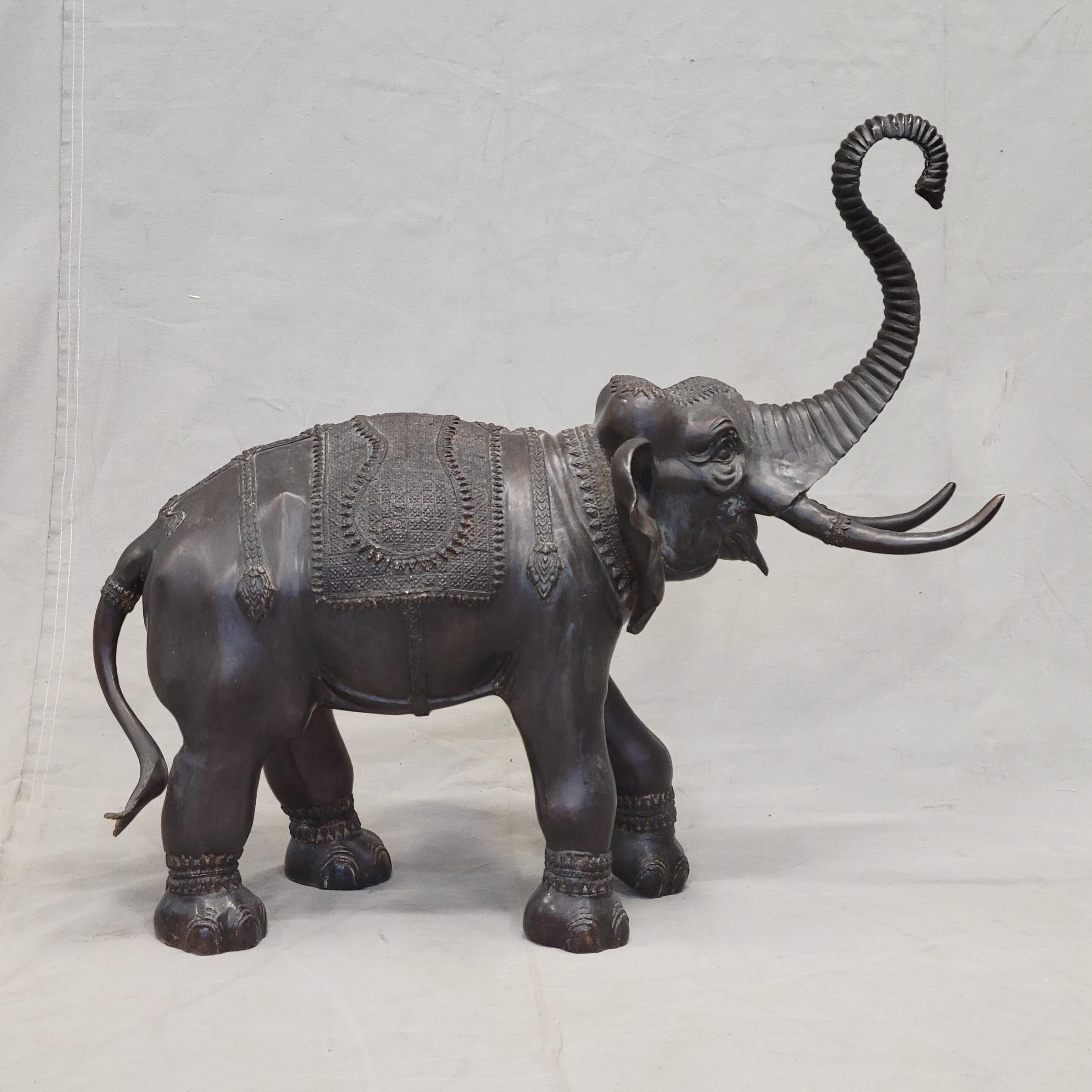 Anglo-indiano Elefante asiatico d'epoca di grandi dimensioni in ottone patinato o bronzo, firmato 