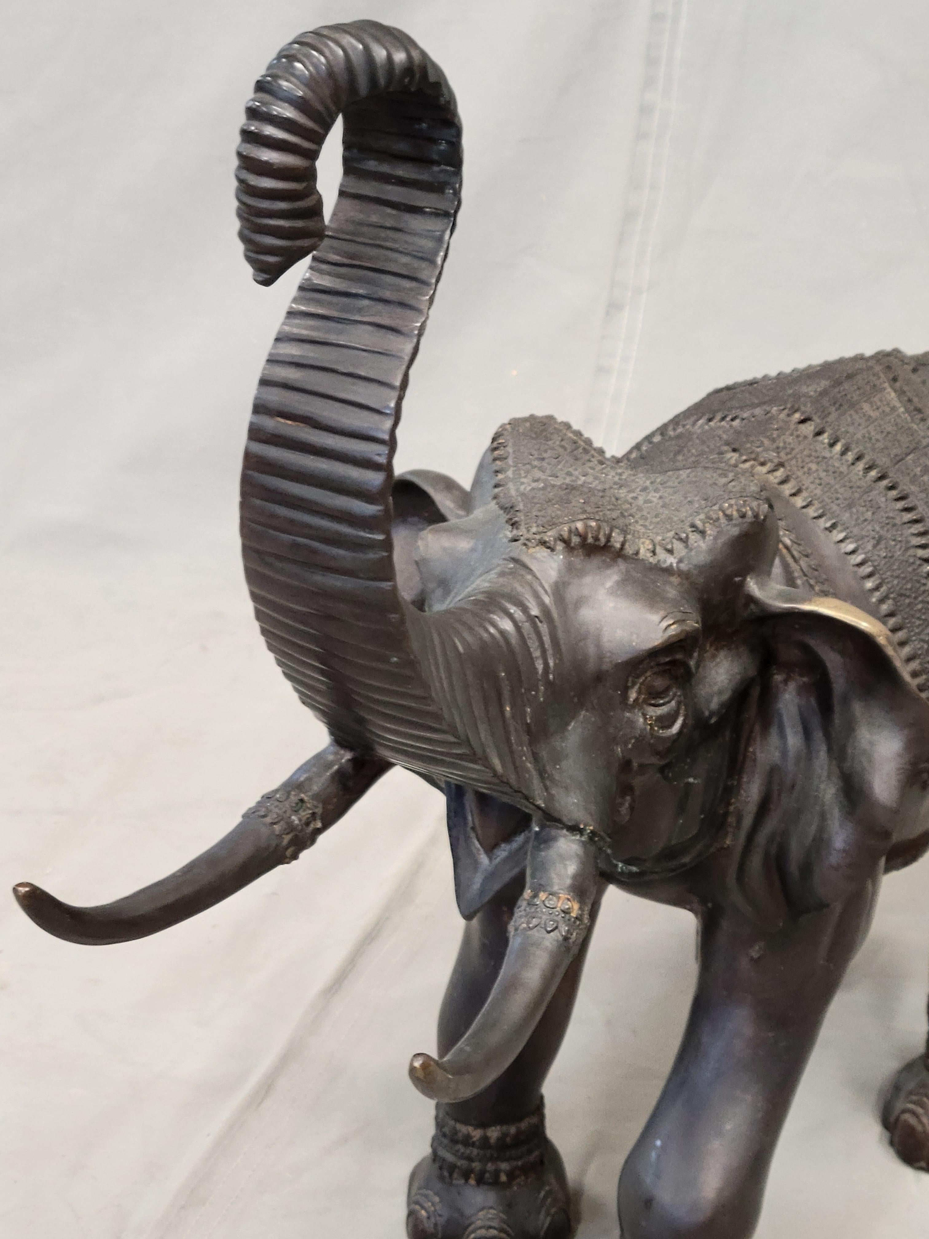 Sconosciuto Elefante asiatico d'epoca di grandi dimensioni in ottone patinato o bronzo, firmato 