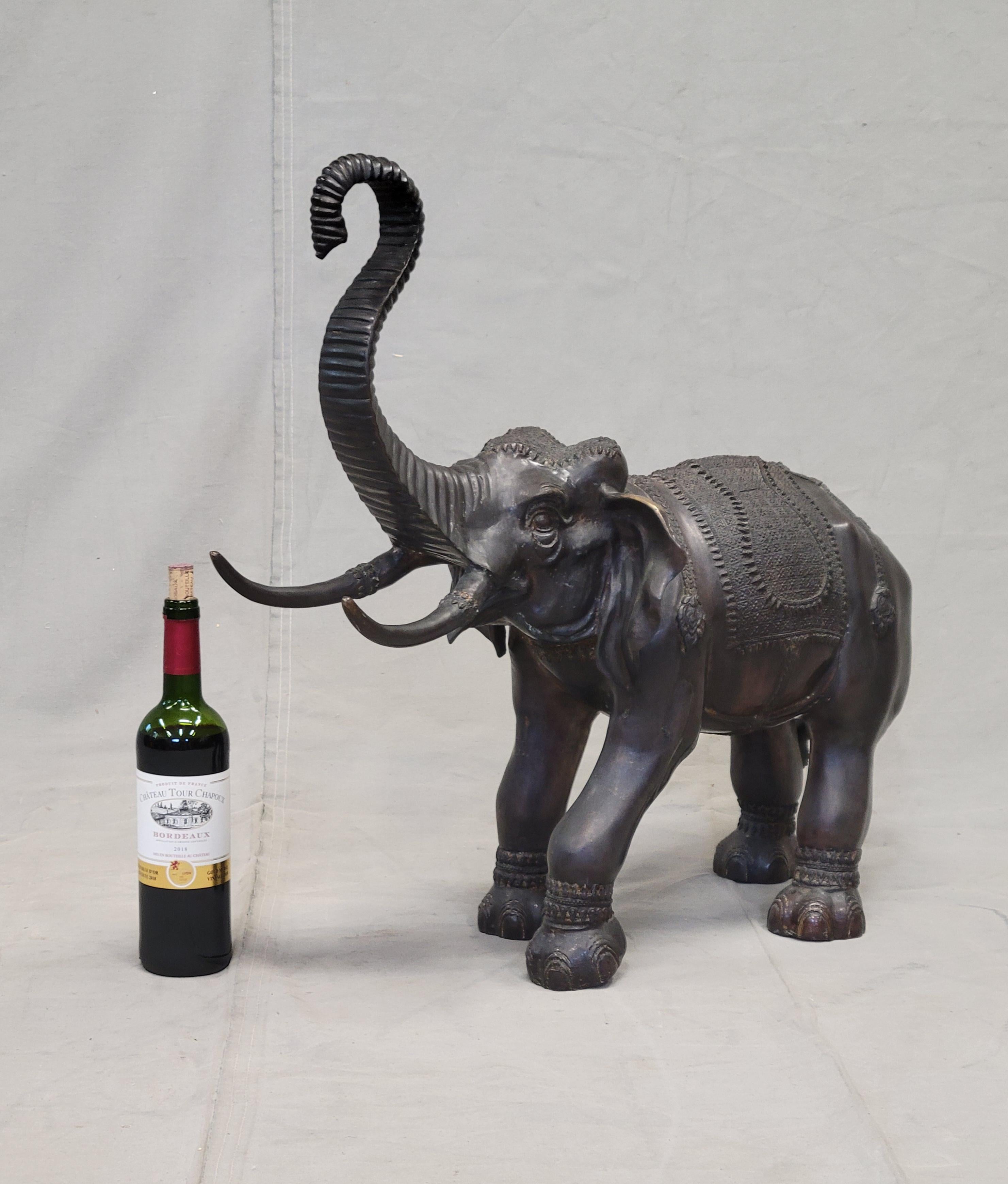 Elefante asiatico d'epoca di grandi dimensioni in ottone patinato o bronzo, firmato 
