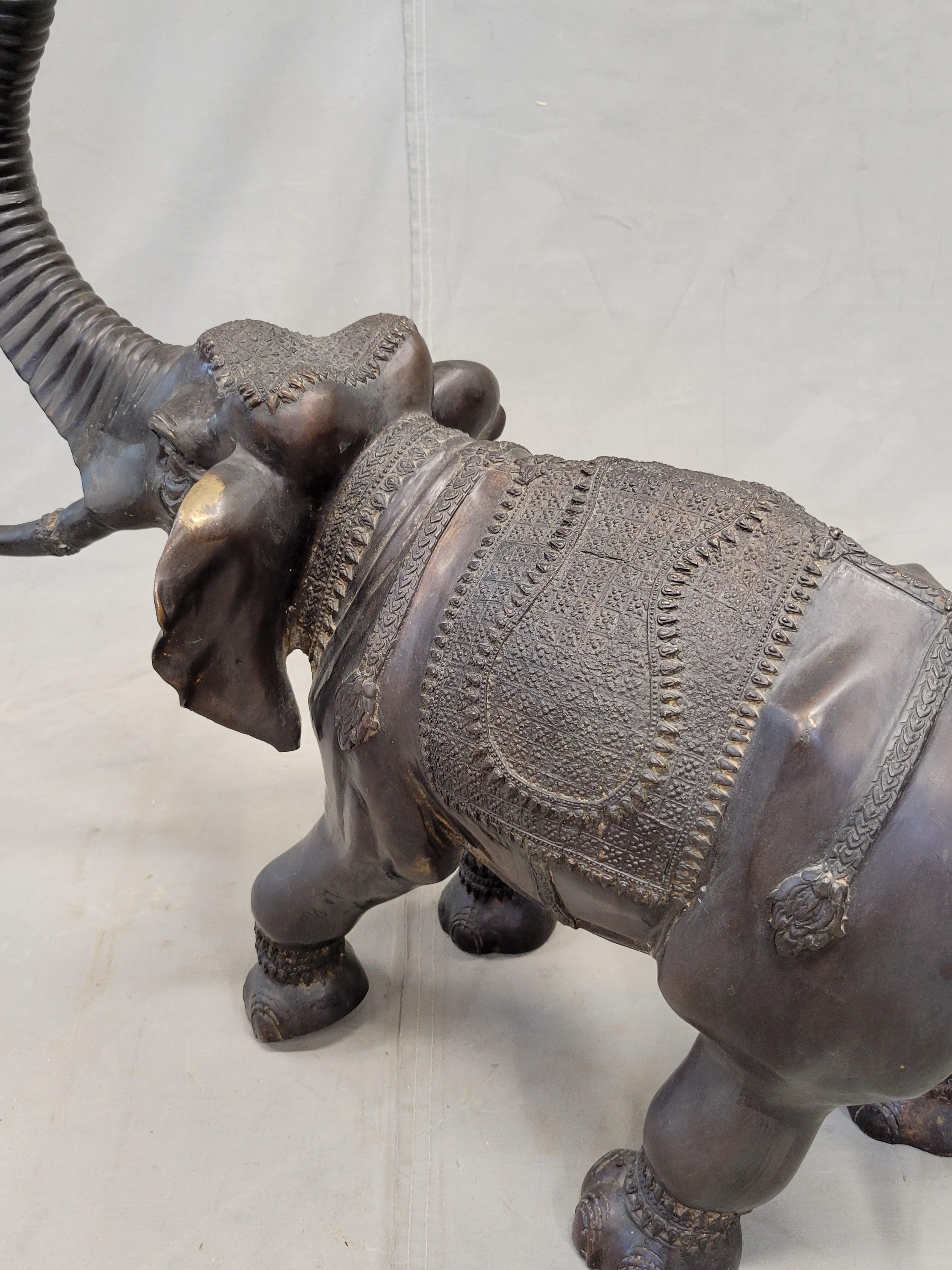 XX secolo Elefante asiatico d'epoca di grandi dimensioni in ottone patinato o bronzo, firmato 