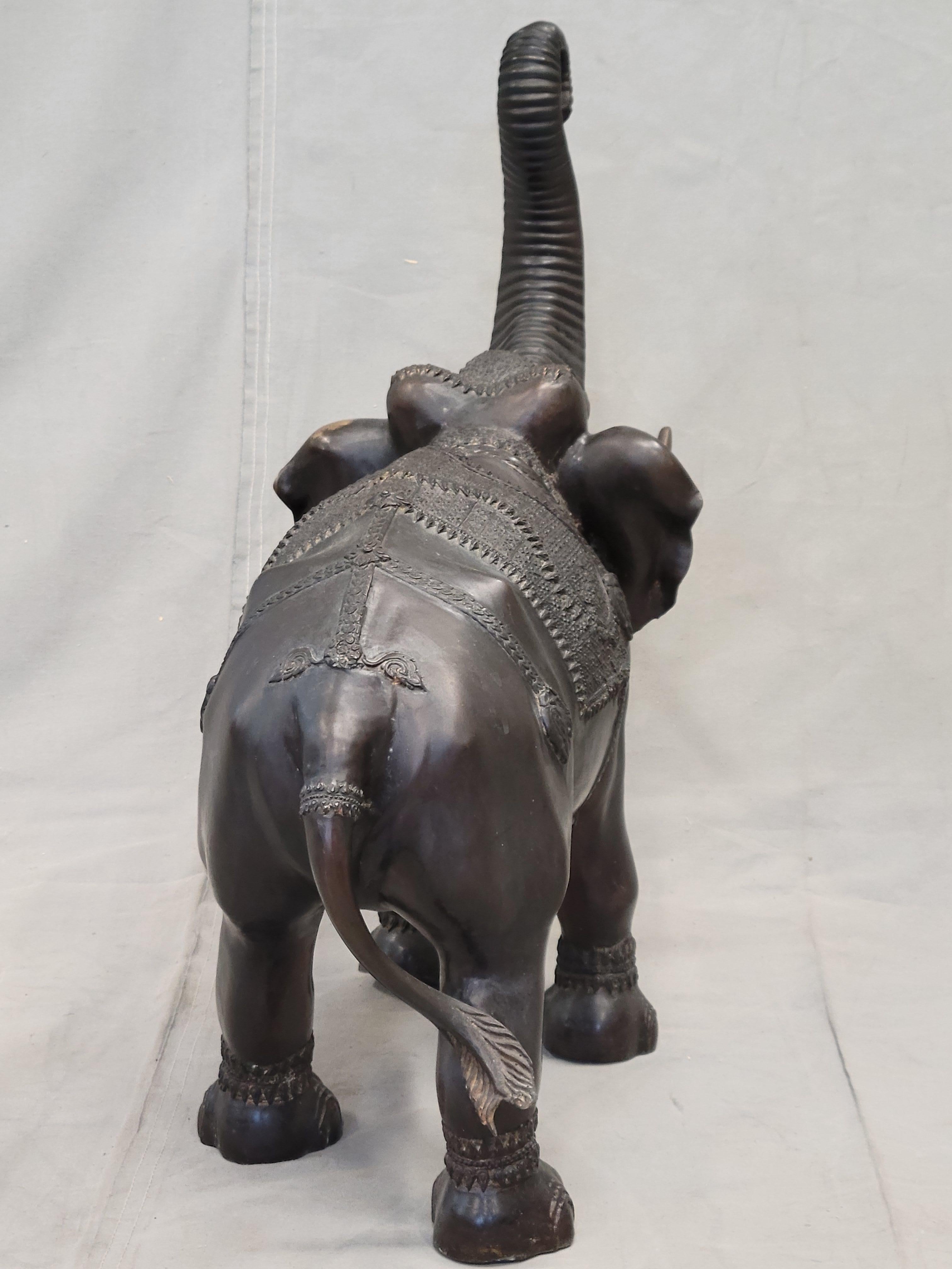 Elefante asiatico d'epoca di grandi dimensioni in ottone patinato o bronzo, firmato 