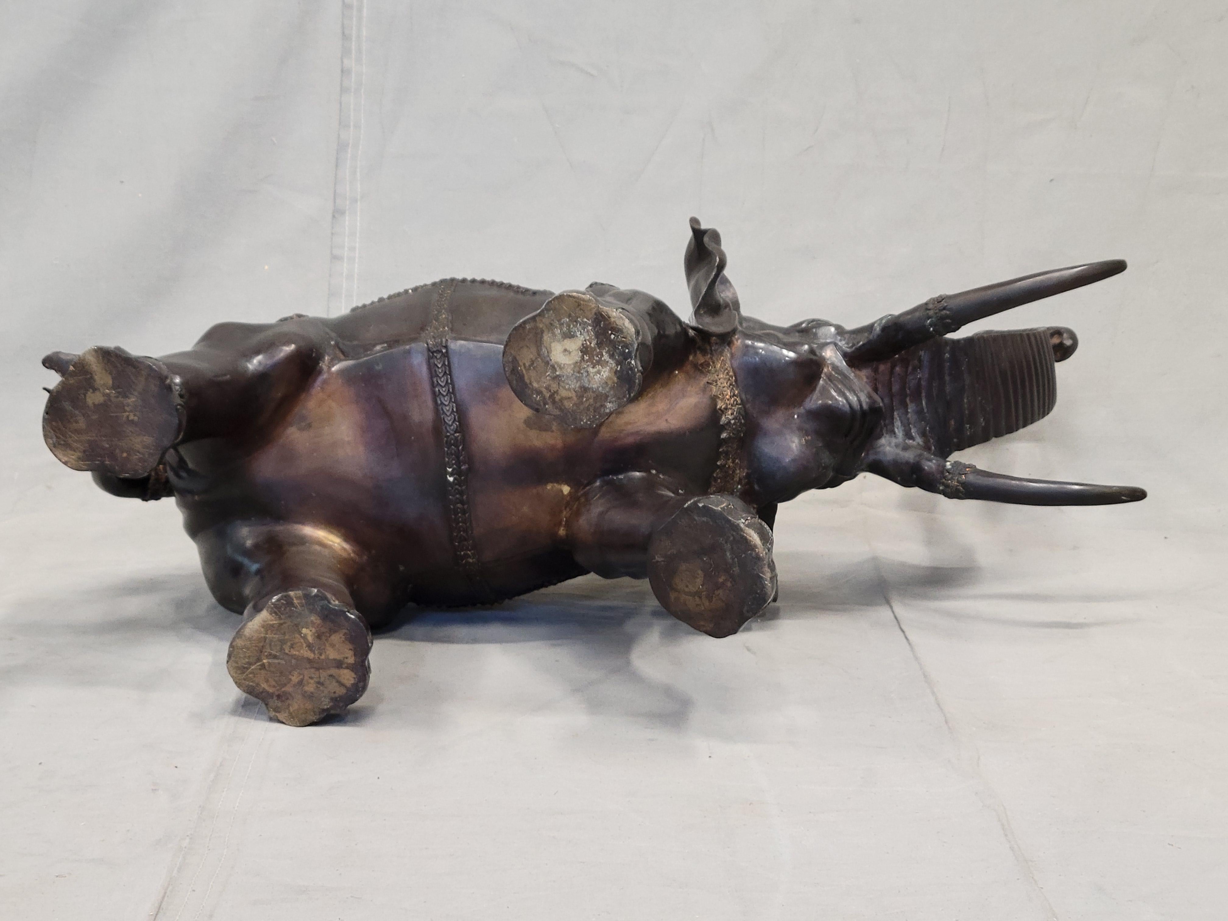 Elefante asiatico d'epoca di grandi dimensioni in ottone patinato o bronzo, firmato 