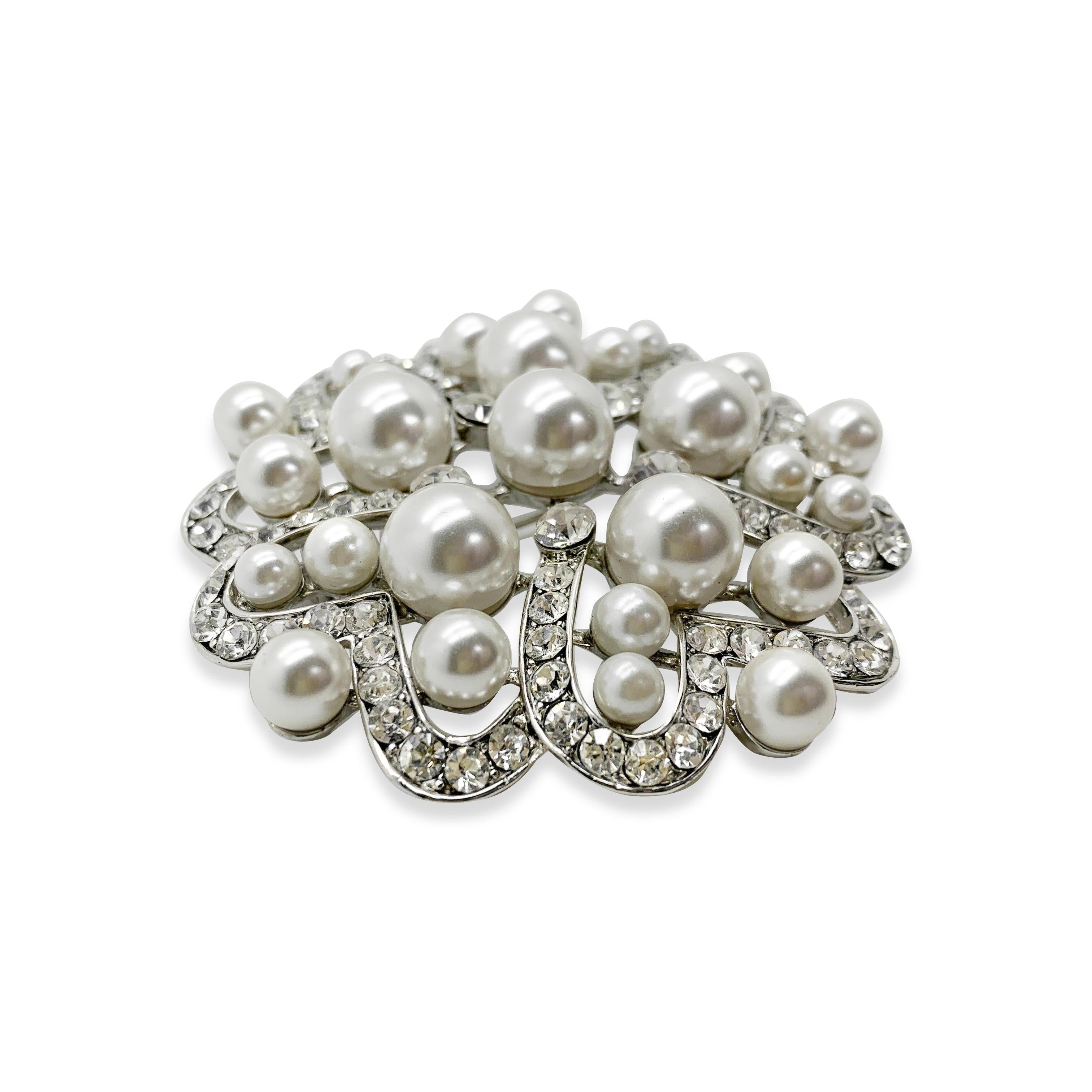 A striking large vintage pearl crystal brooch. Featuring a large roundel with five intersecting heart sections, set with glistening crystals and lustrous whole pearls. A great looking piece for your lapel or collar that will prove eternally