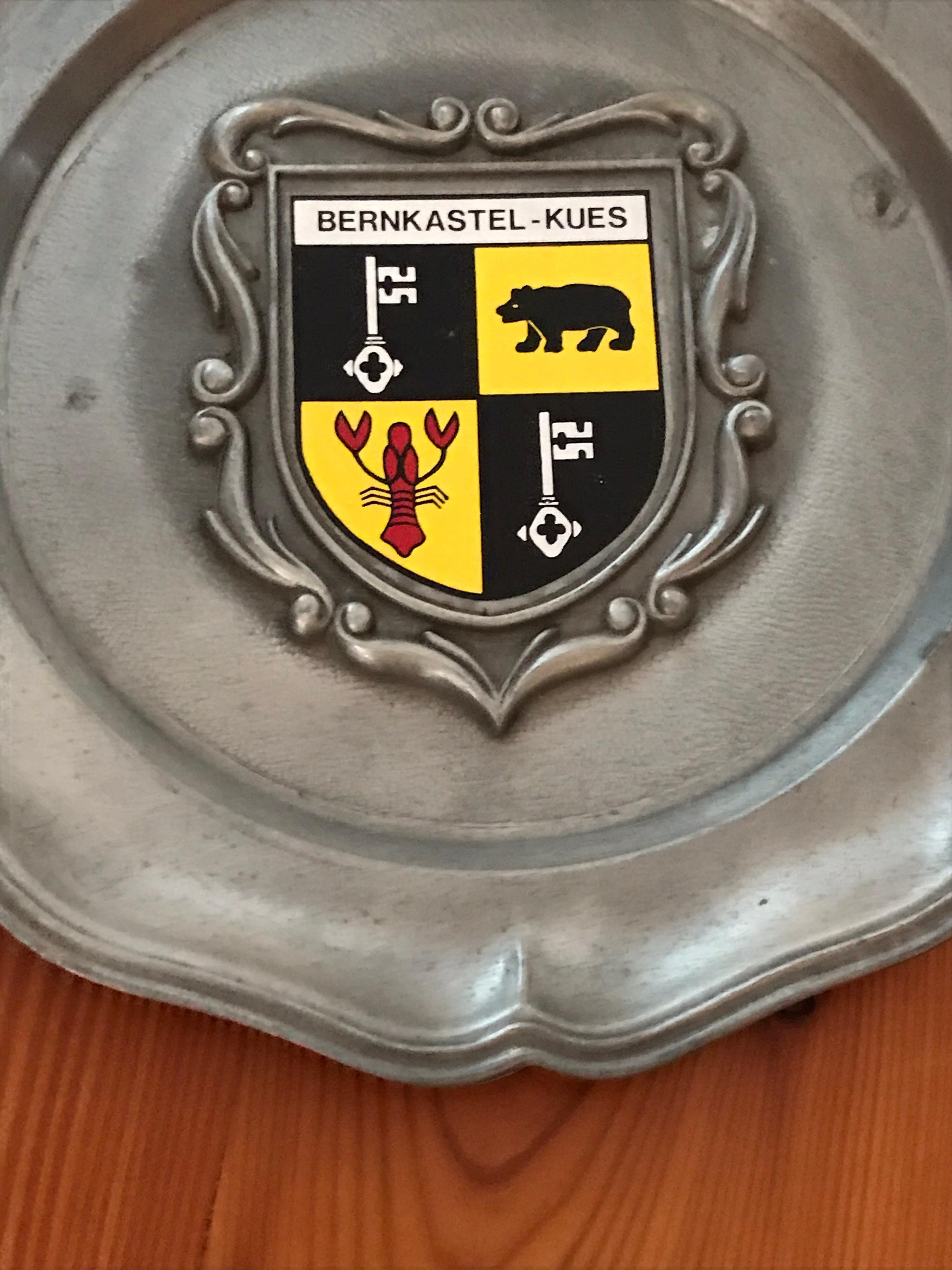 Vintage Large Pewter with Crest Plate, 1970s In Good Condition For Sale In Lábatlan, HU