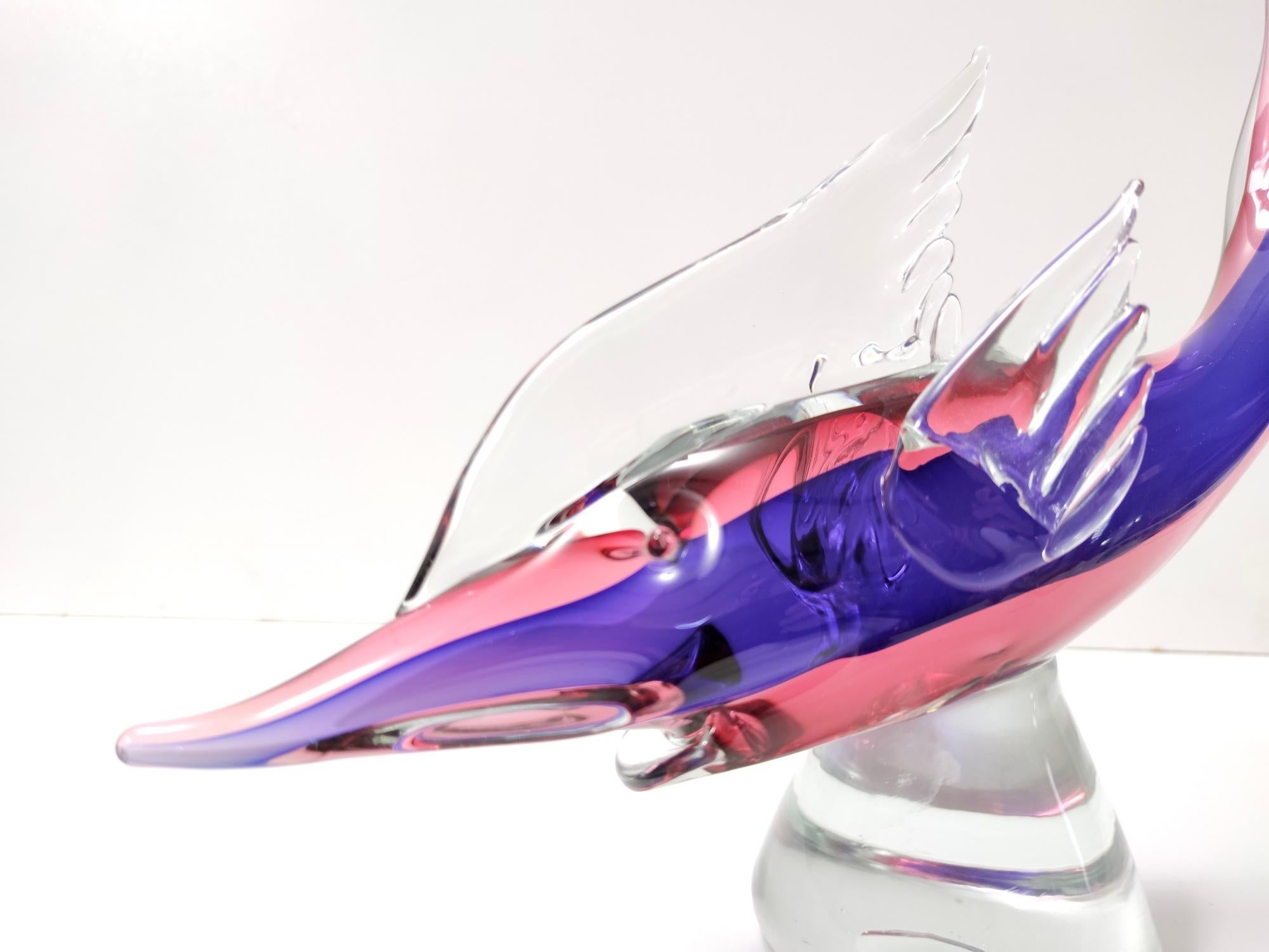 Metà XX secolo Pesce spada vintage di grandi dimensioni in vetro di Murano rosa e blu attribuibile a Seguso, Italia in vendita