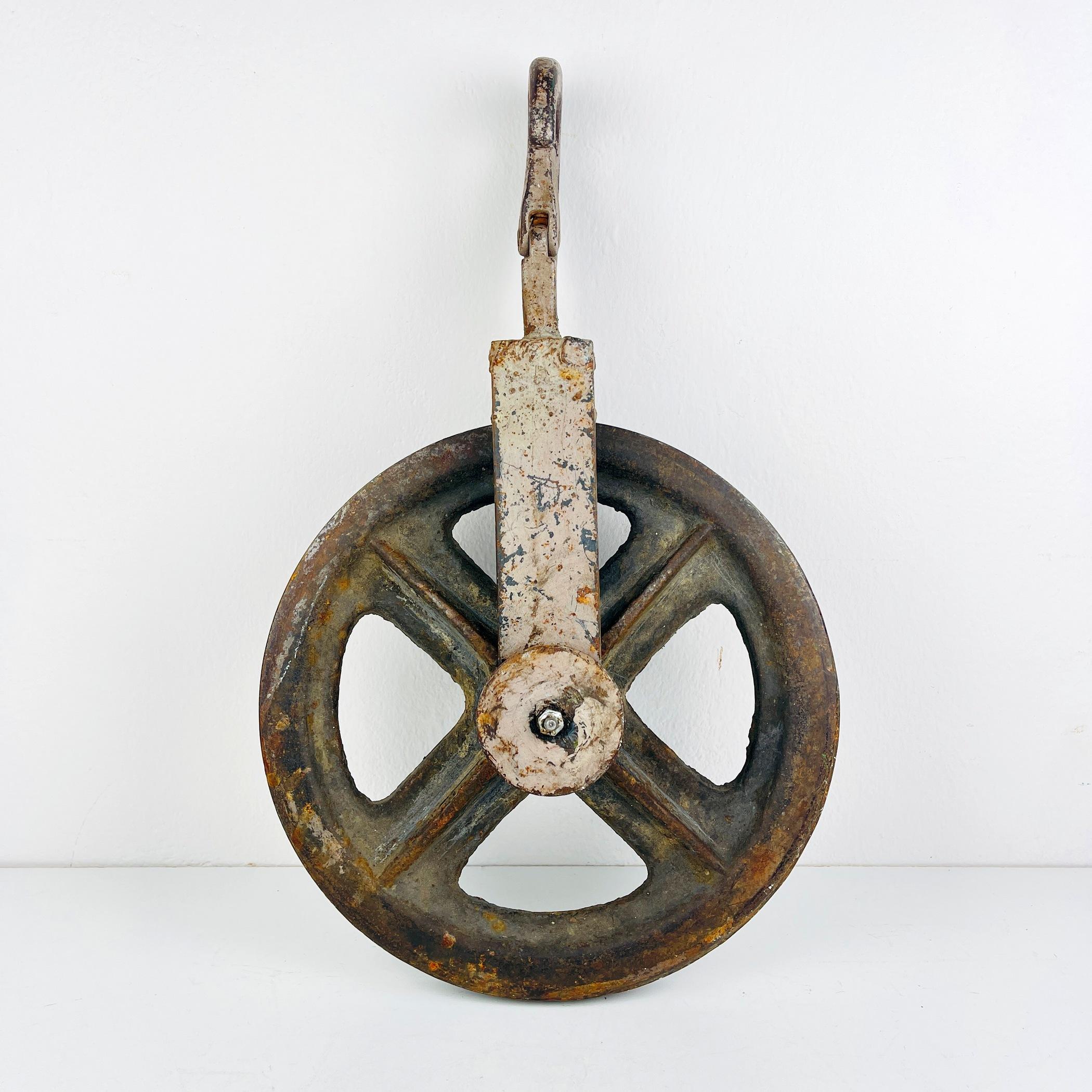 Add a touch of vintage industrial charm to your space with this fantastic large vintage pulley from Yugoslavia, dating back to the 1970s. This piece of industrial history is perfect for those who appreciate the aesthetics and functionality of bygone