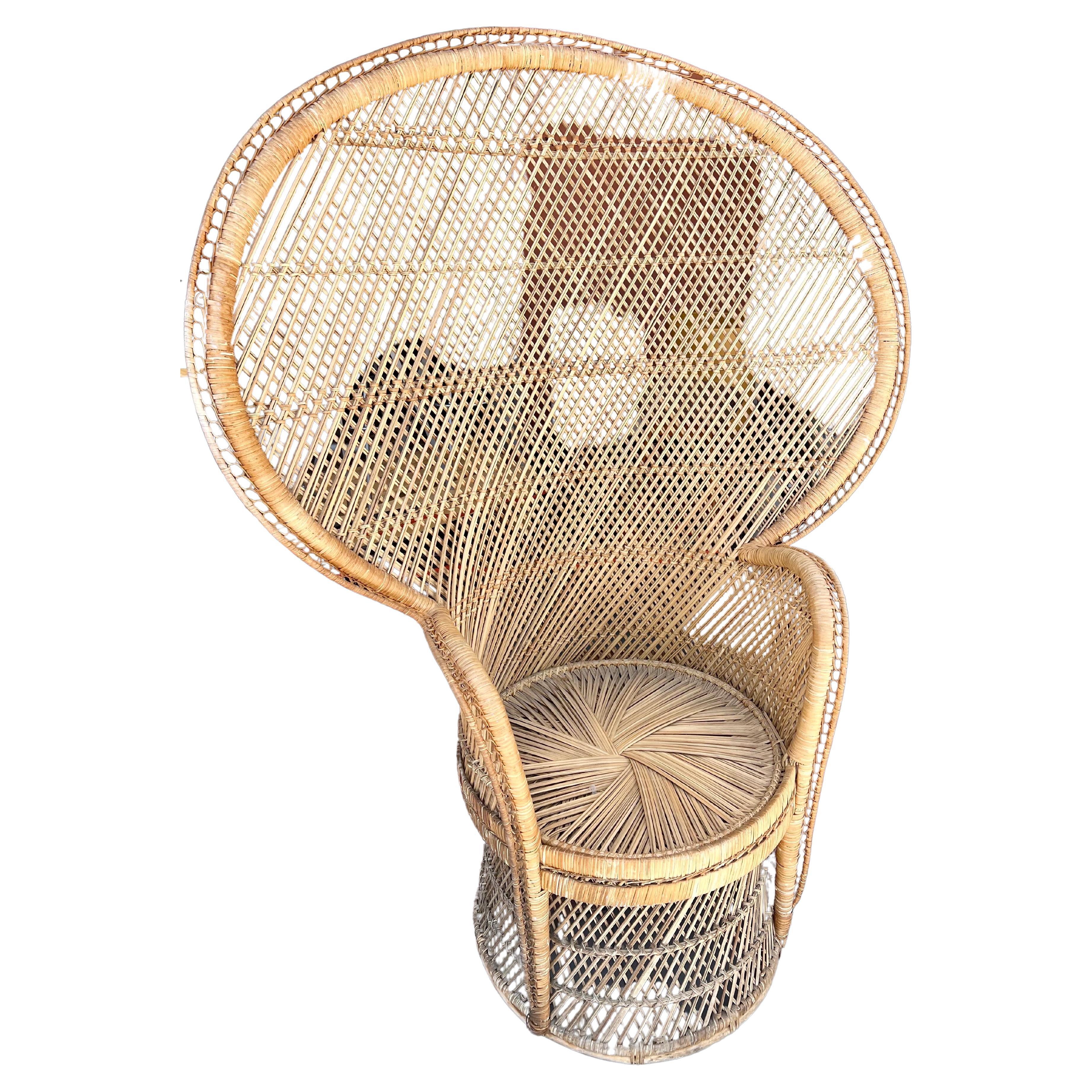  ikonischer Pfauenstuhl, handgefertigt aus Rattan.
Rattan ist in sehr gutem Vintage-Zustand mit nur geringen Verschleiß. Großartiges Stück für Boho Mid Century Wohnkultur.
