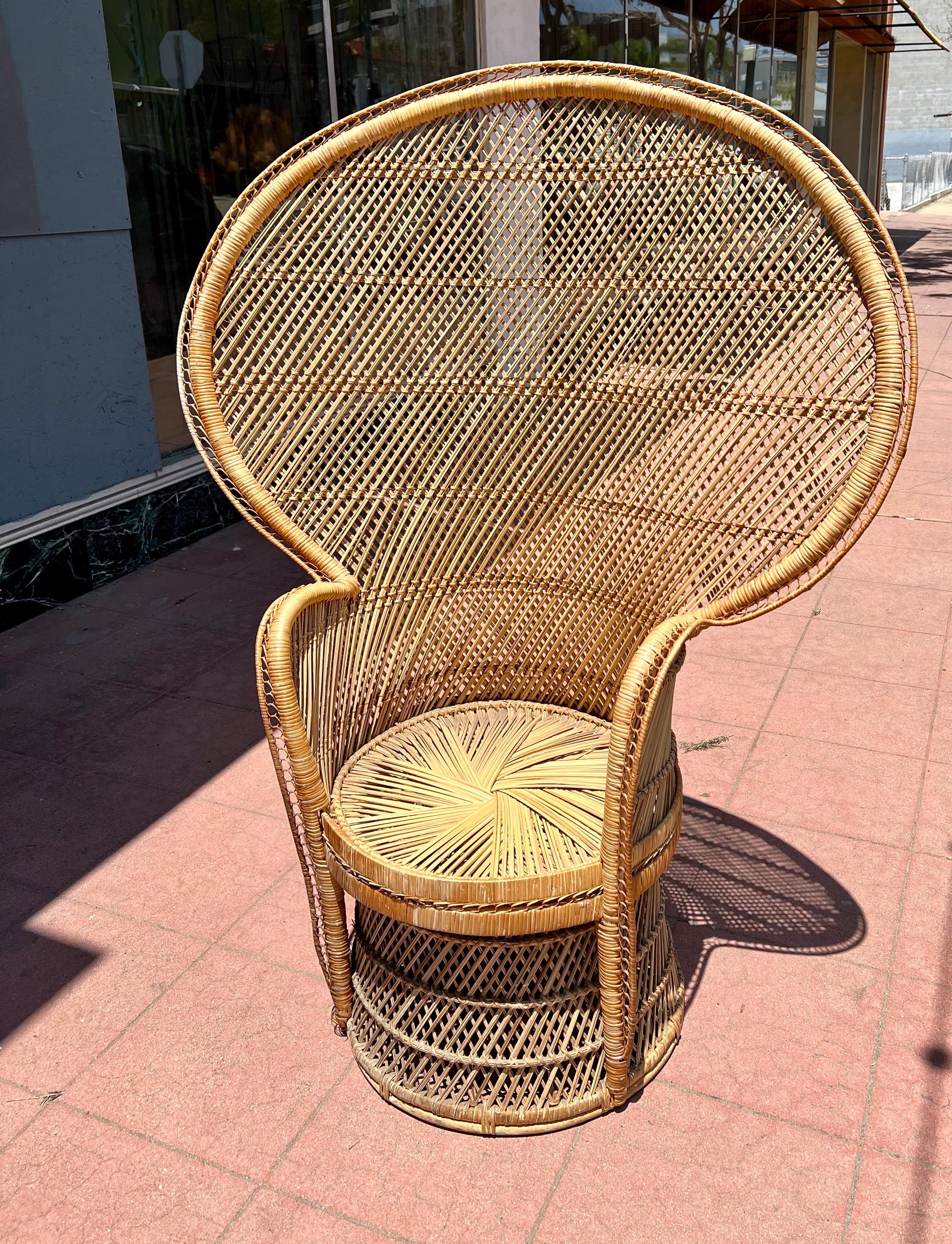 Großer Rattansessel 'Emmanuelle' Pfauensessel um 1970 (Böhmisch) im Angebot