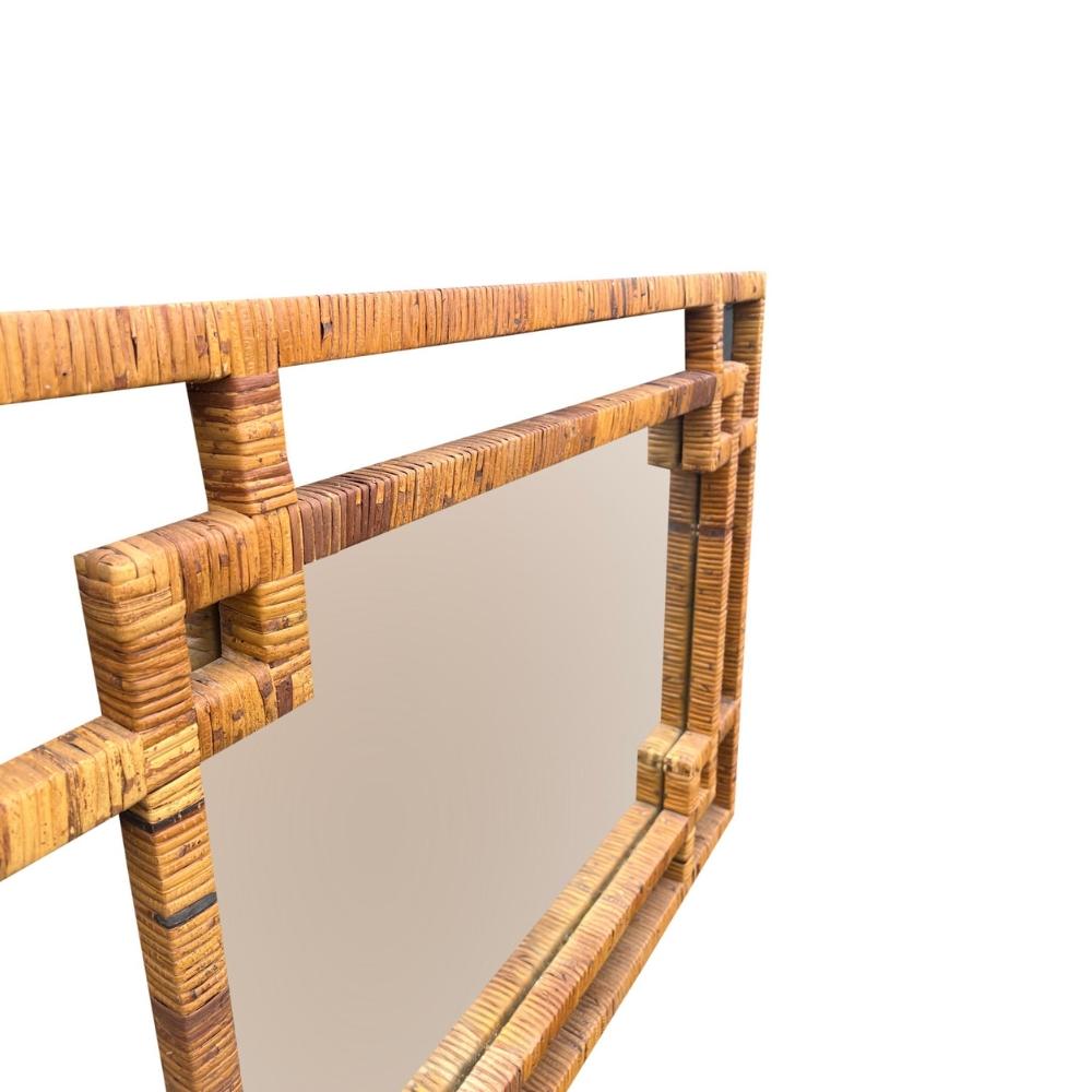 Espejo de pared vintage grande de ratán y mimbre en estilo Chinoiserie Chippendale en Bueno estado para la venta en Saddle River, NJ