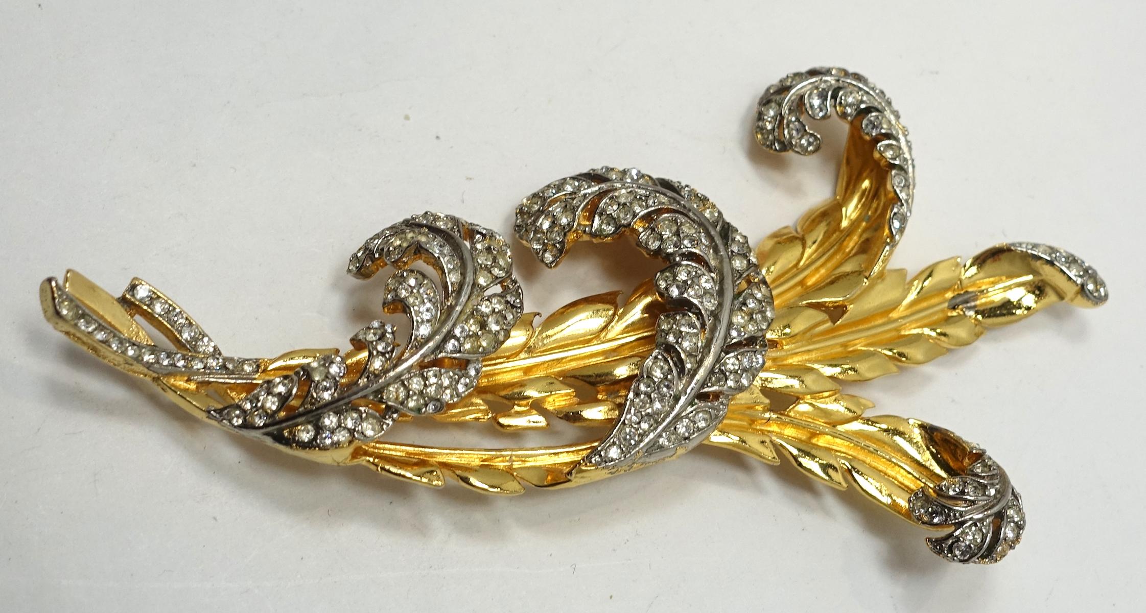 Vintage Large Retro Trifari Feather Crystal Brooch In Good Condition In New York, NY