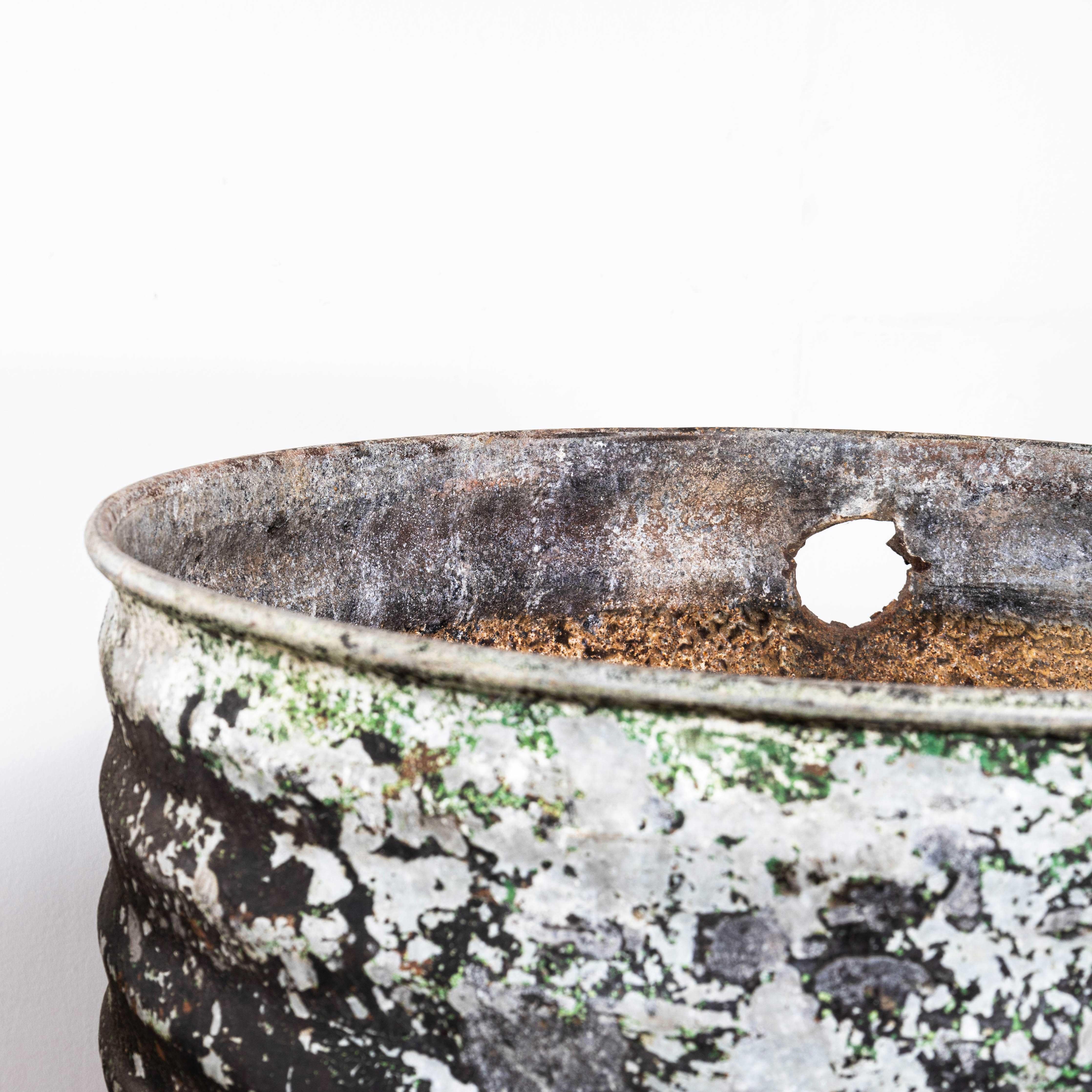 Vintage Large Round Galvanised Water Trough Tall. 

Klassisches französisches Wasserspeicherfass aus verzinktem, schwerem Wellstahl. Schwere, solide Konstruktion. Das Angebot gilt für eine Trommel.

Workshop-Bericht:
Unser Werkstattteam prüft jedes