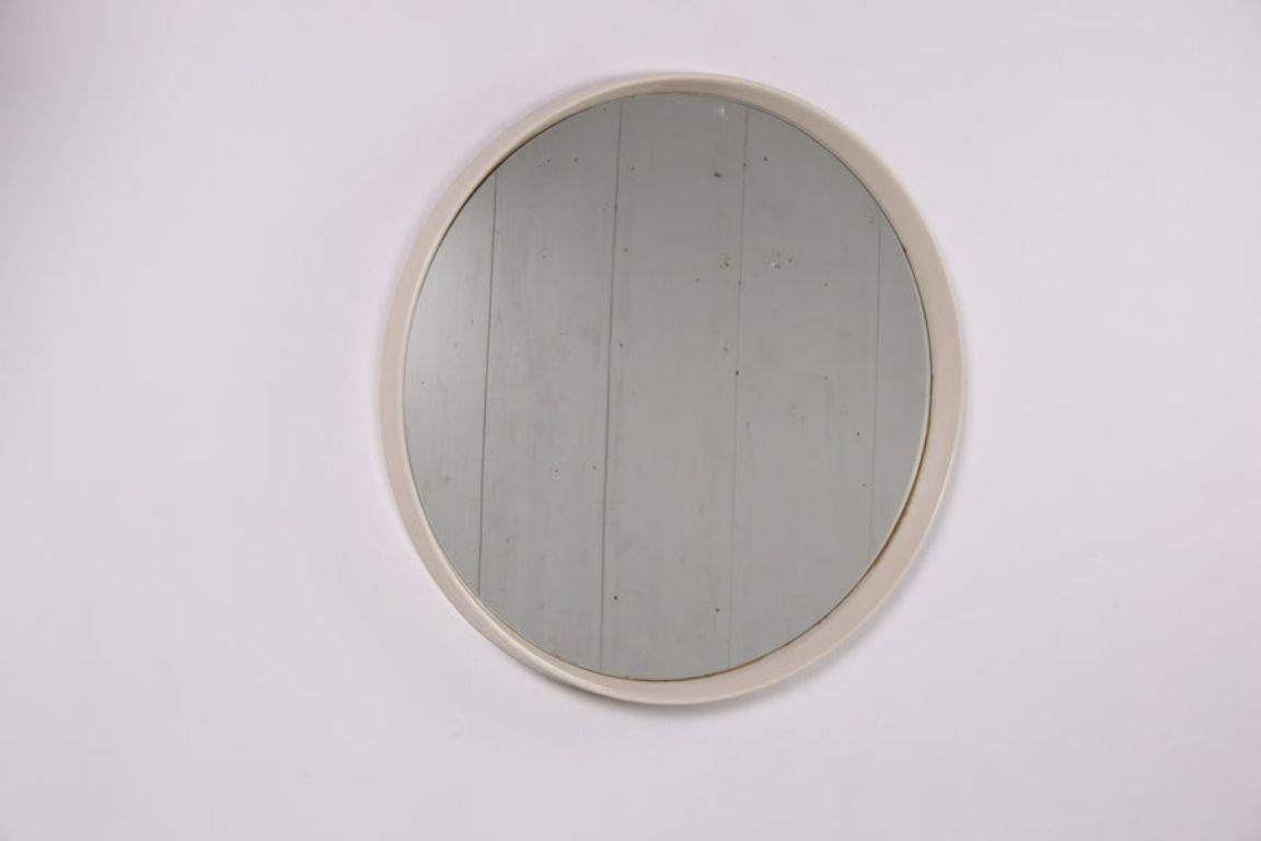 Vintage Large Round Mirror with White Edge, 1960s

Additional information: 
Dimensions: 80 W x 80 D x 5 H cm 
Period of Time: 1960
Condition: In good condition