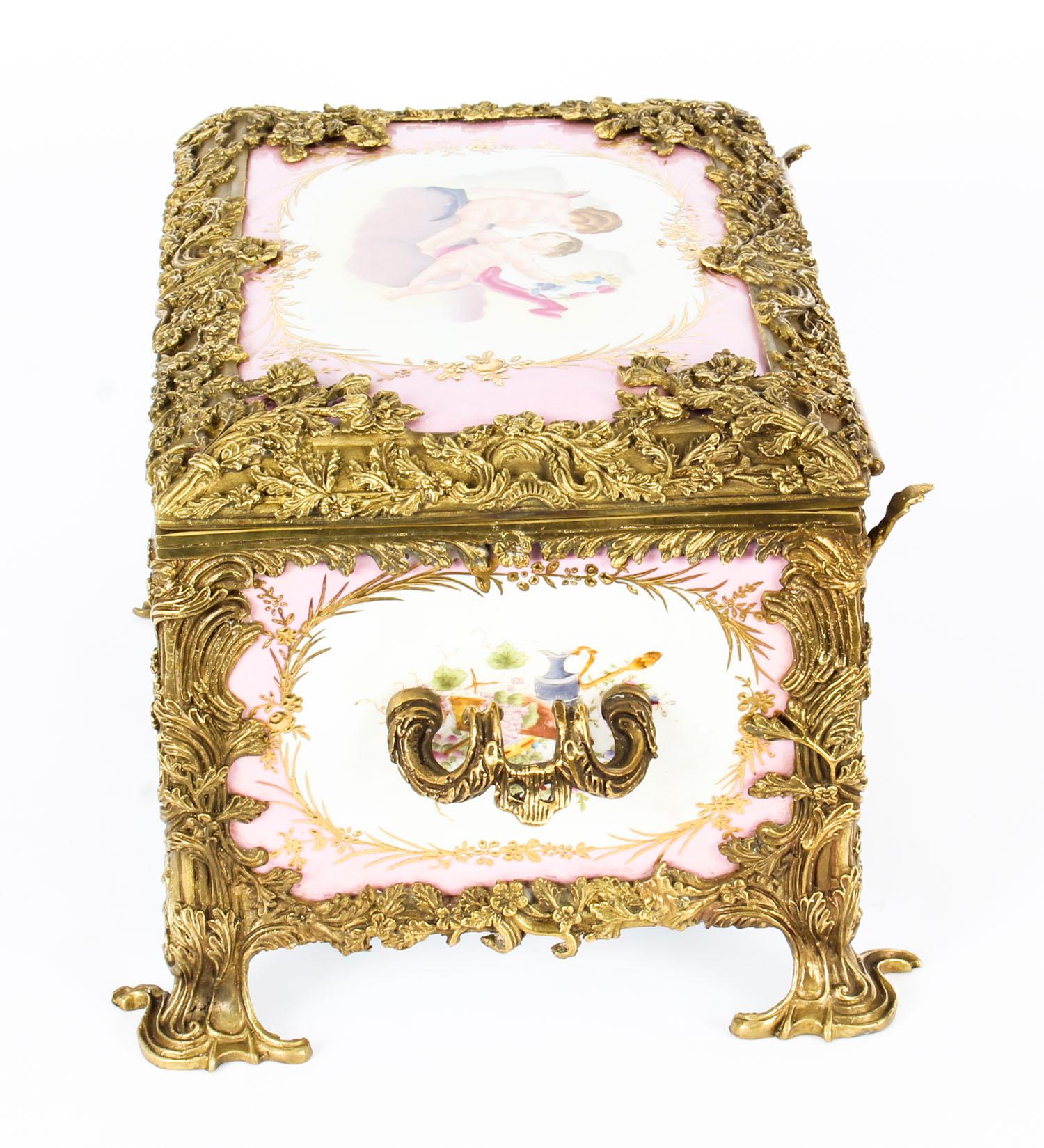 Grand coffret à bijoux néo- russe en porcelaine rose 20ème siècle en vente 5