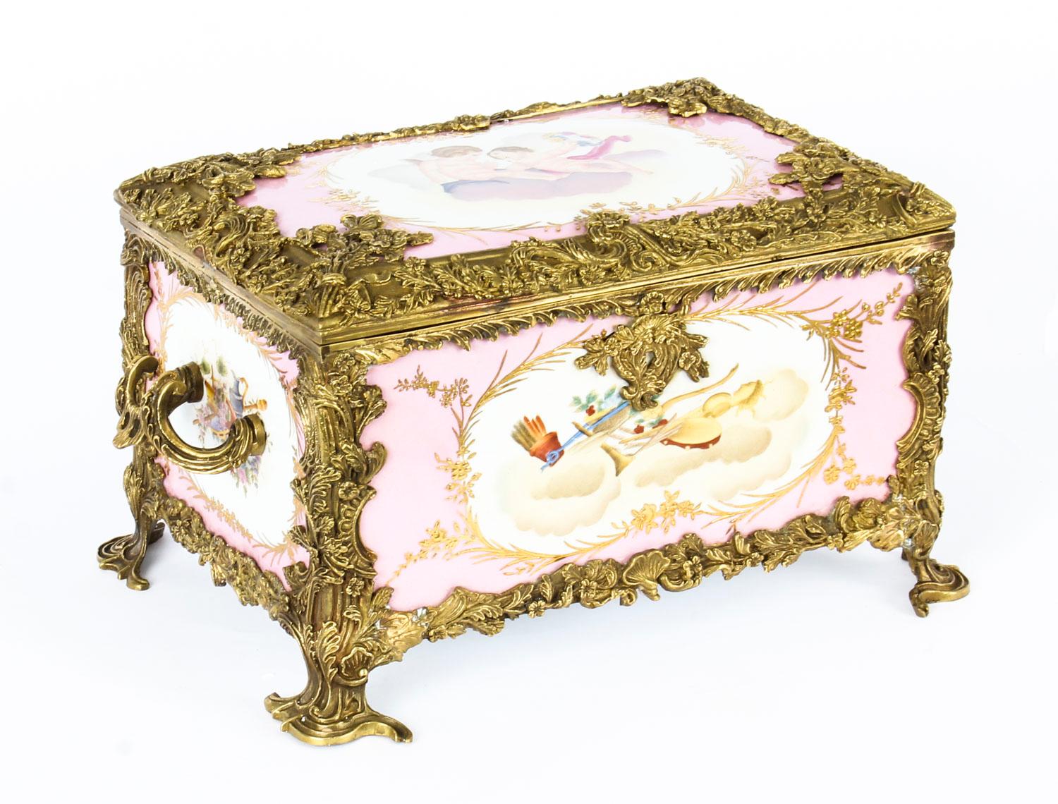 Grand coffret à bijoux néo- russe en porcelaine rose 20ème siècle en vente 14