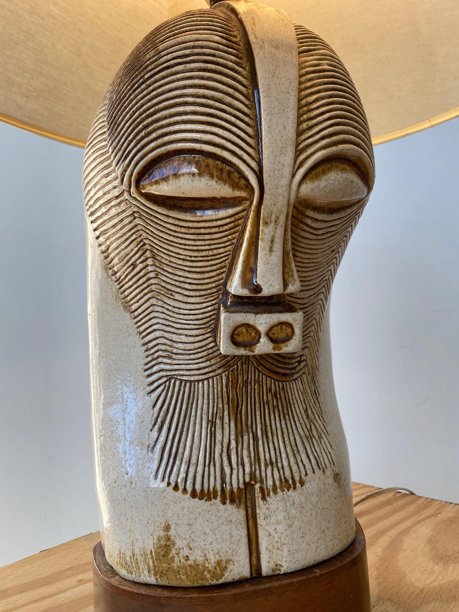 Vernissé Lampe à masque vintage à grande échelle en céramique inspirée de la kifwebe sur base en acajou, années 1950 en vente