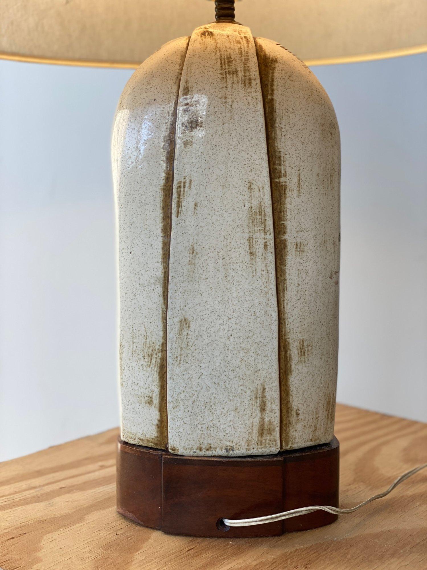 Lampe à masque vintage à grande échelle en céramique inspirée de la kifwebe sur base en acajou, années 1950 en vente 1