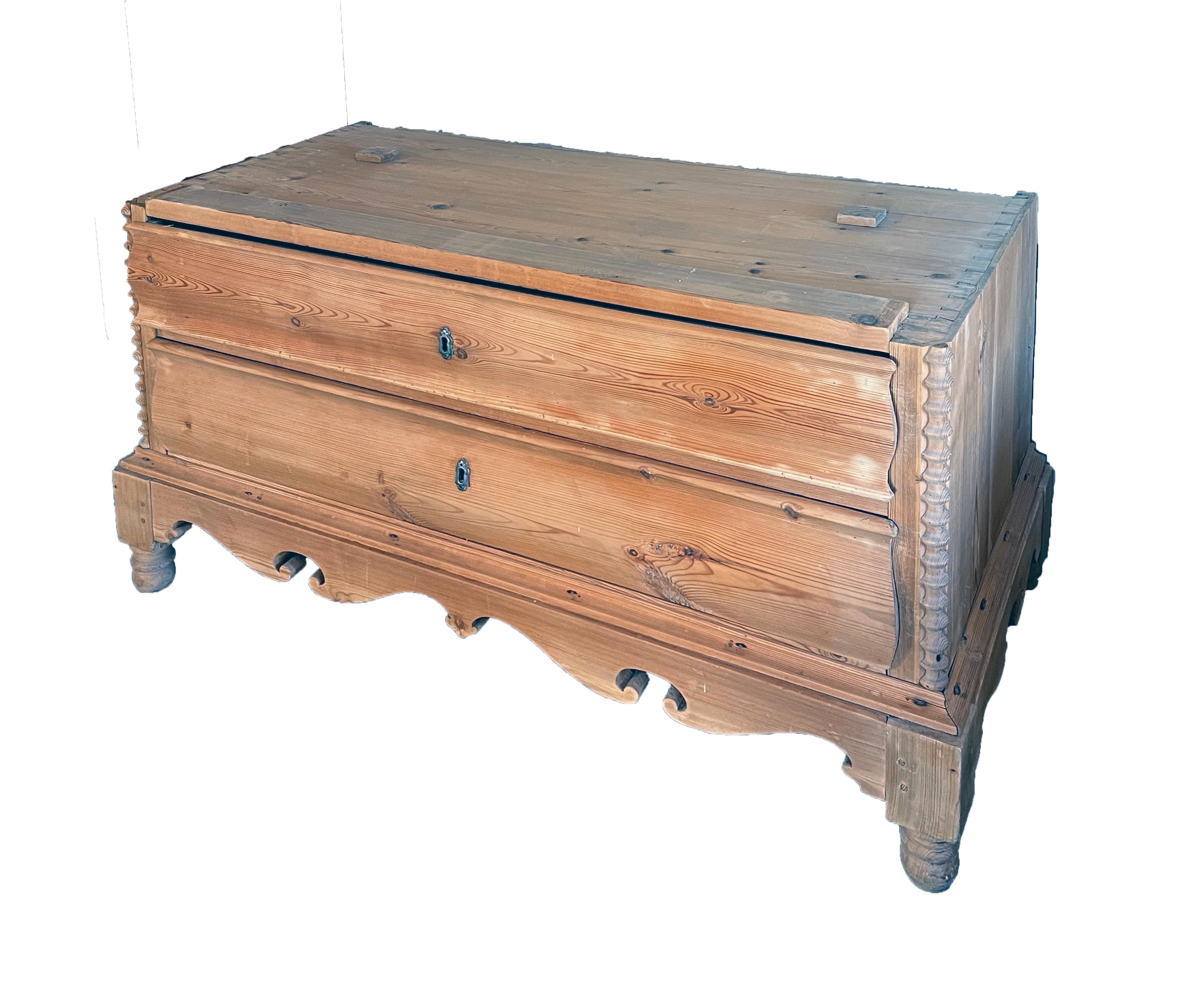 Vintage large Scandinavian commode in pine from the 19 century For Sale 5