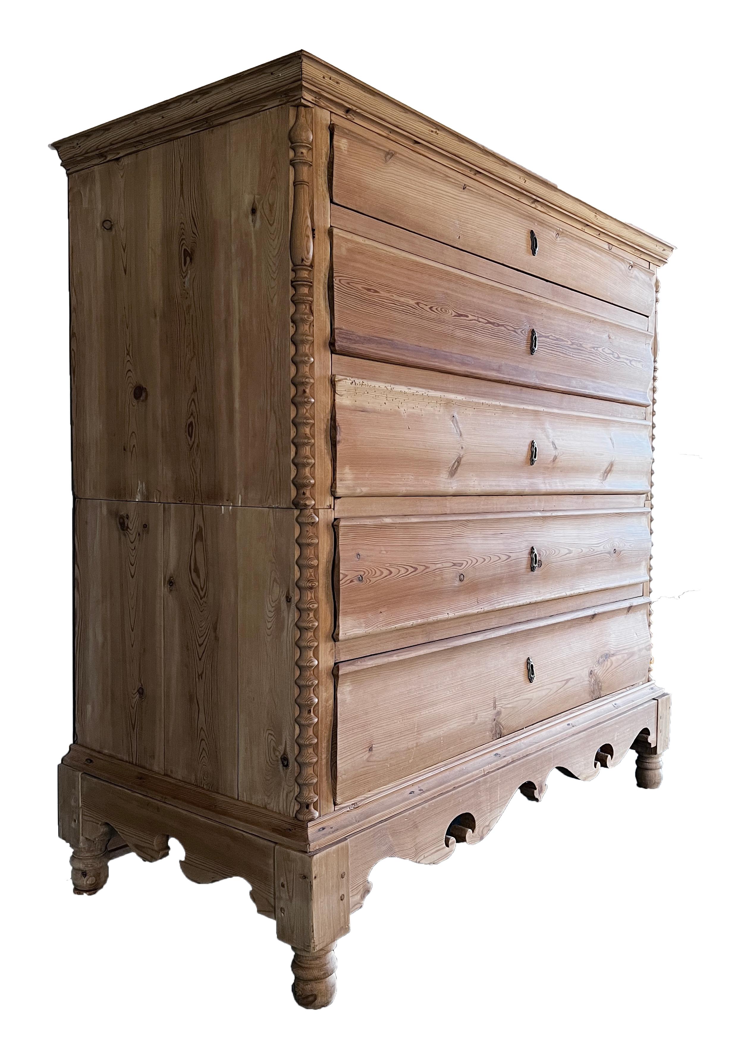 Gustavian Vintage large Scandinavian commode in pine from the 19 century For Sale