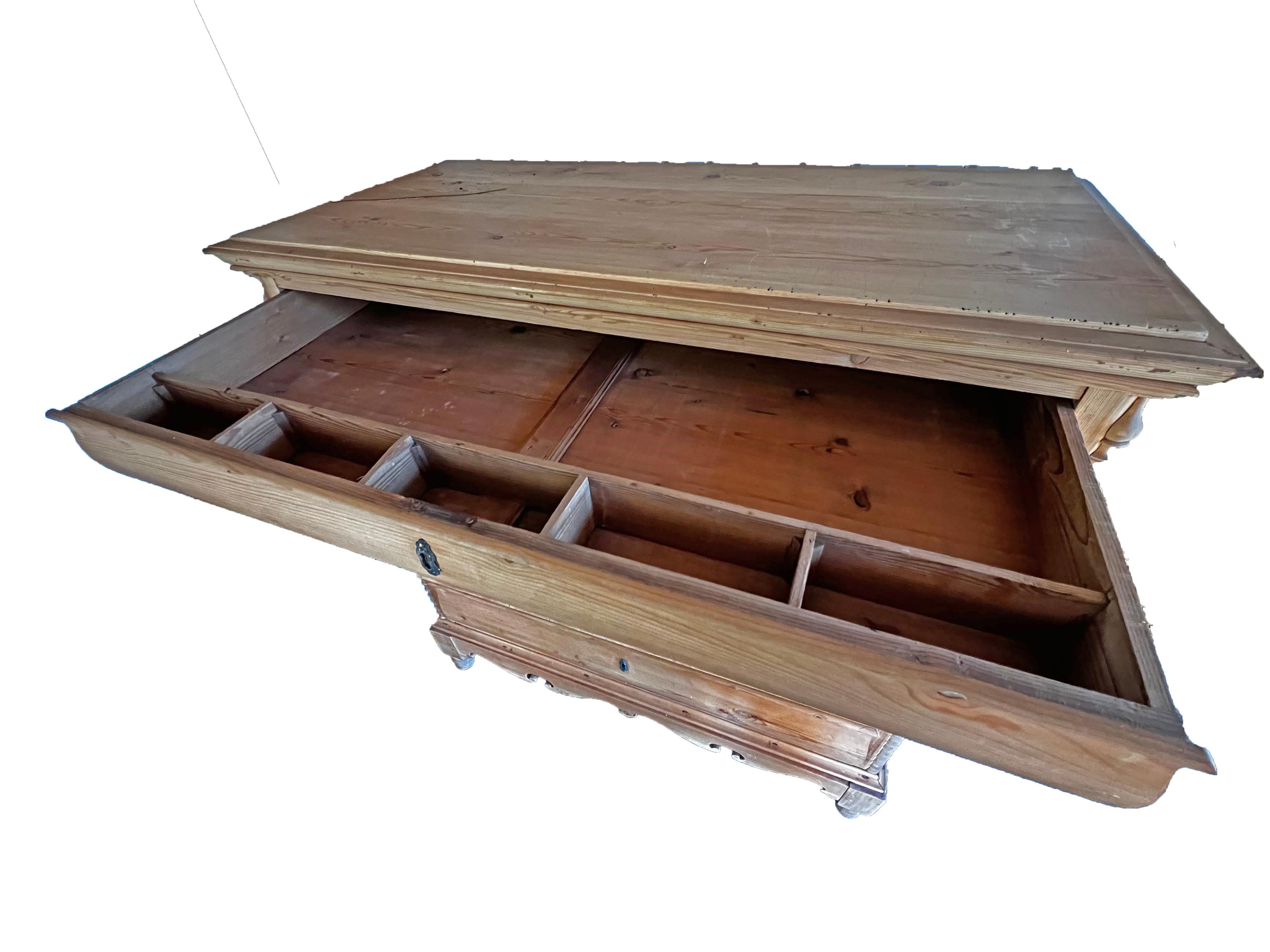 Vintage large Scandinavian commode in pine from the 19 century In Good Condition For Sale In SAINT-YRIEIX-SUR-CHARENTE, FR