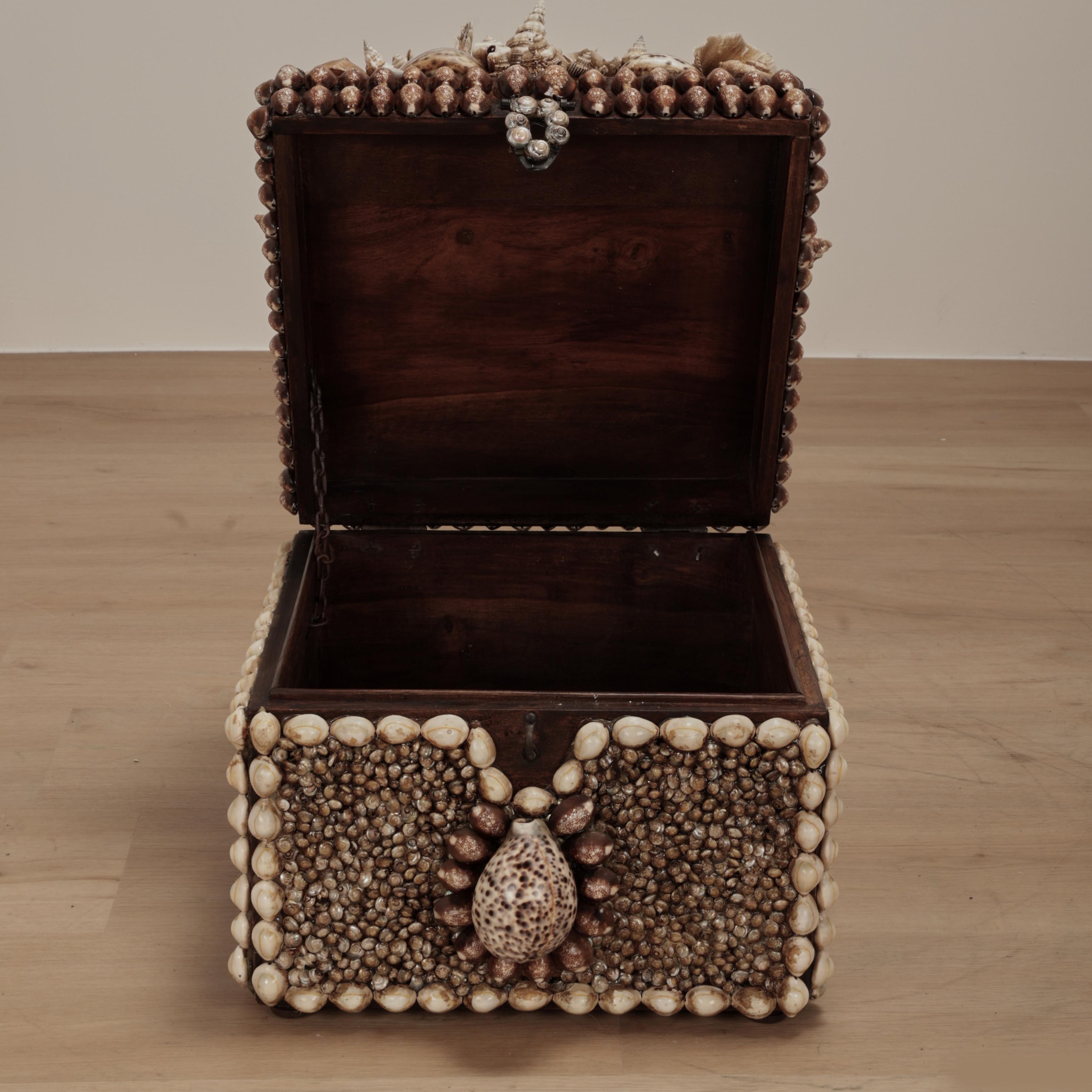 Scatola grande conchiglia incrostata d'epoca in vendita 3
