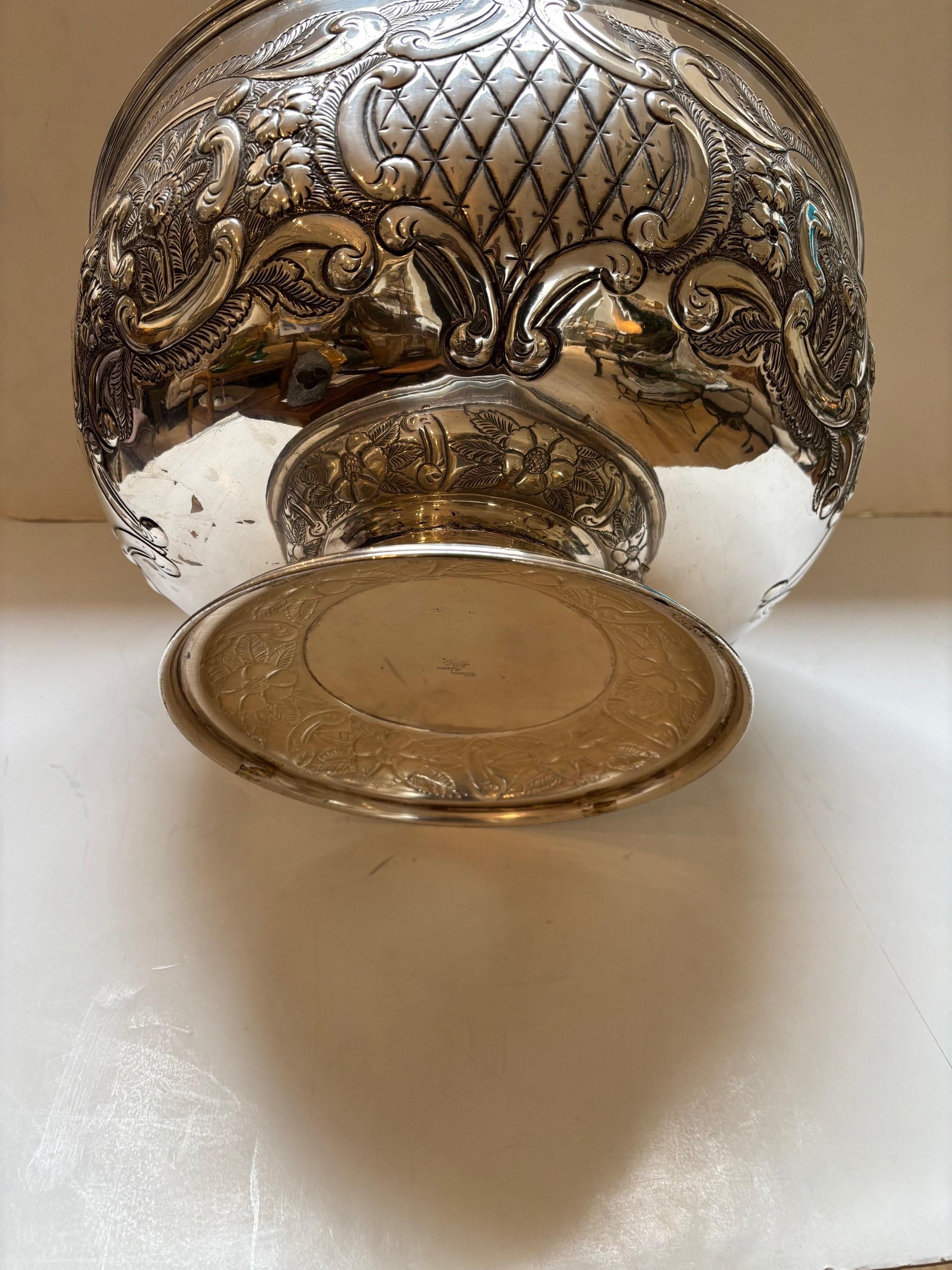Gran ponchera vintage de plata de Sheffield firmada por William Adams, Inglaterra, el artículo presenta un diseño de repicado de flores y follaje, un diseño de líneas muy limpias que descansa sobre una base redonda
Dimensiones: Diámetro superior: