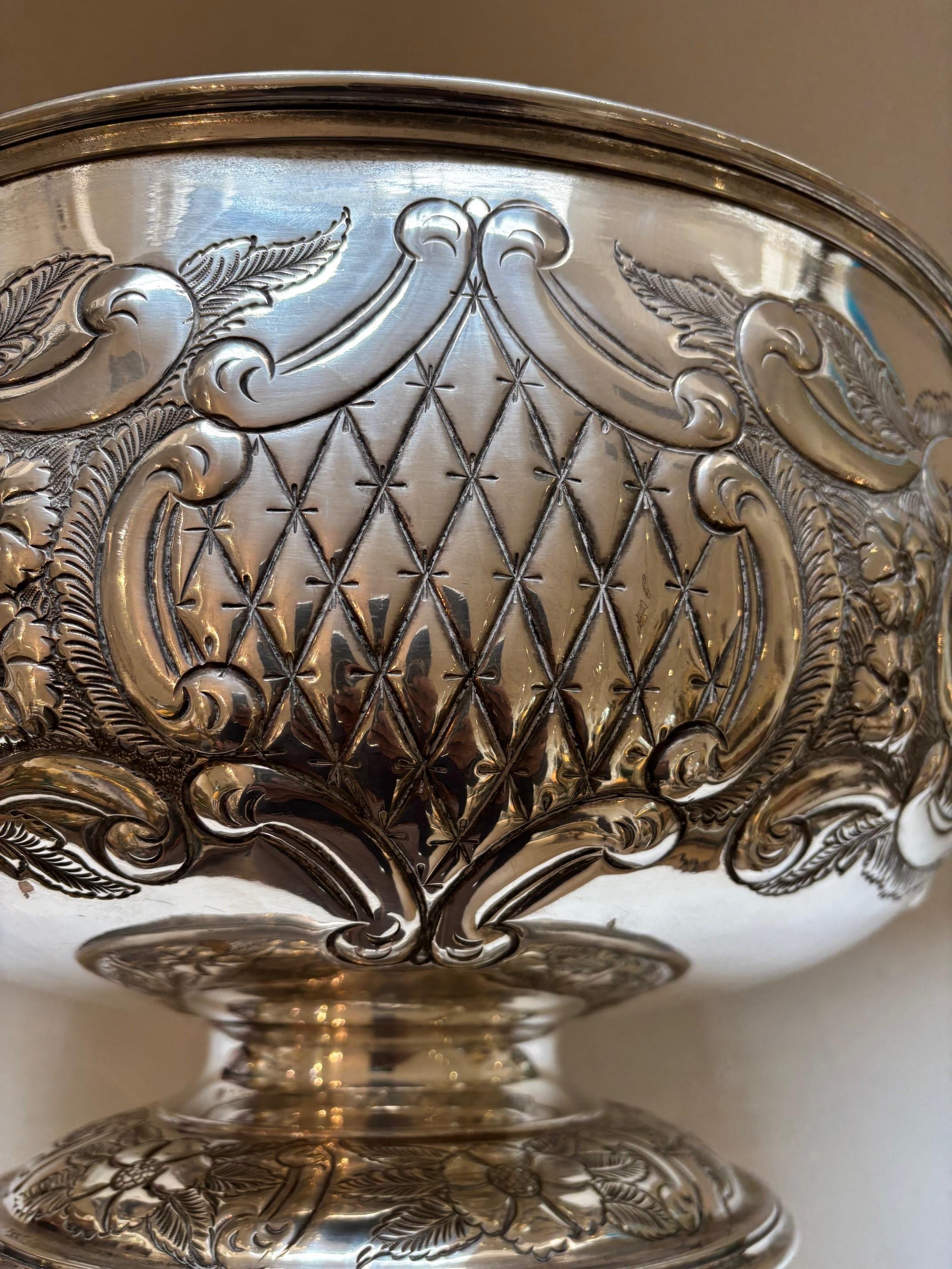 Gran ponchera de plata de Sheffield vintage firmada por William Adams, Inglaterra Tallado a mano en venta