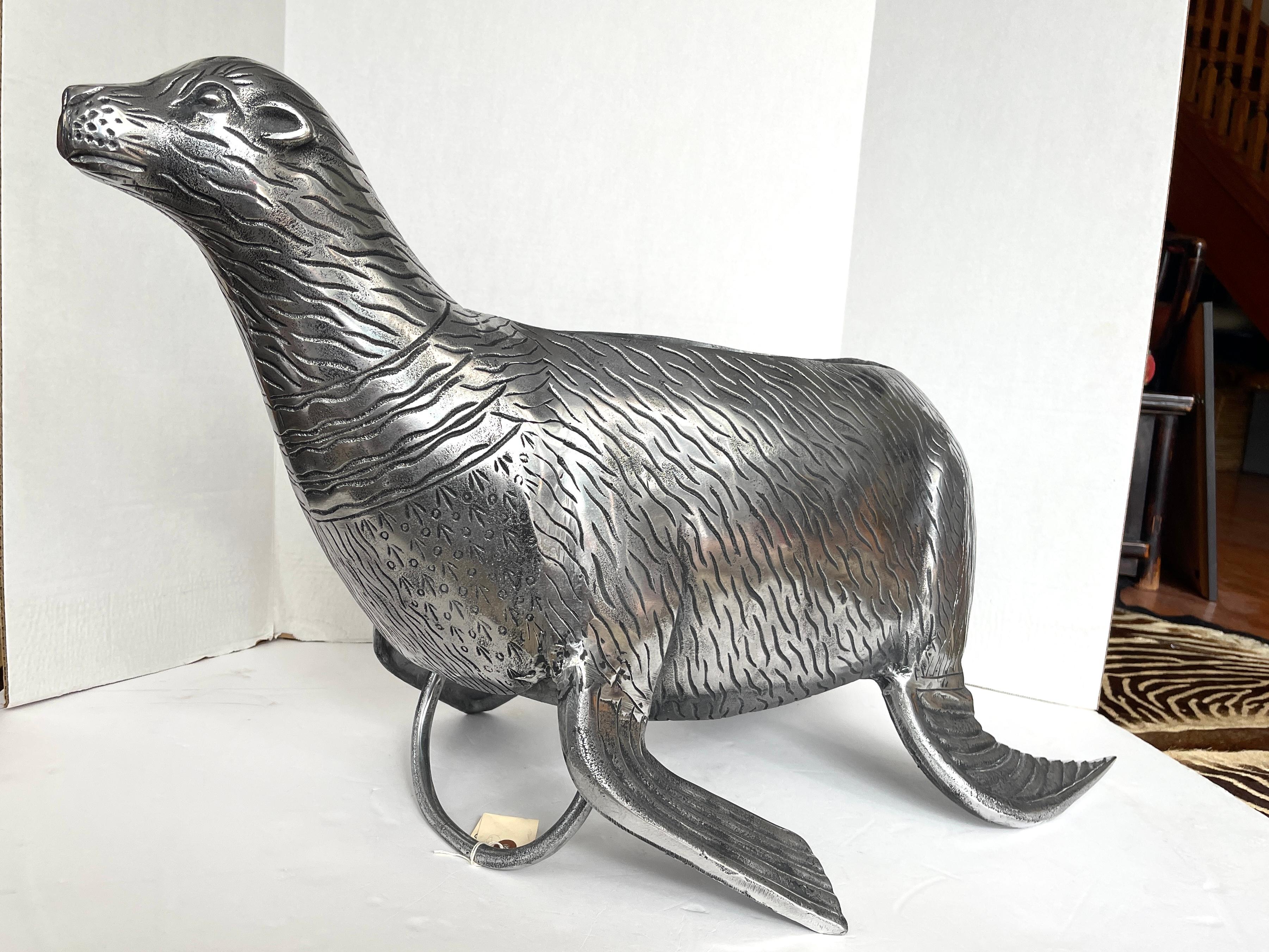 Mid-Century moderno Vintage Large Silver Cast Stainless Steel Seal Wine Cooler (refrigeratore per vino con guarnizione) in vendita