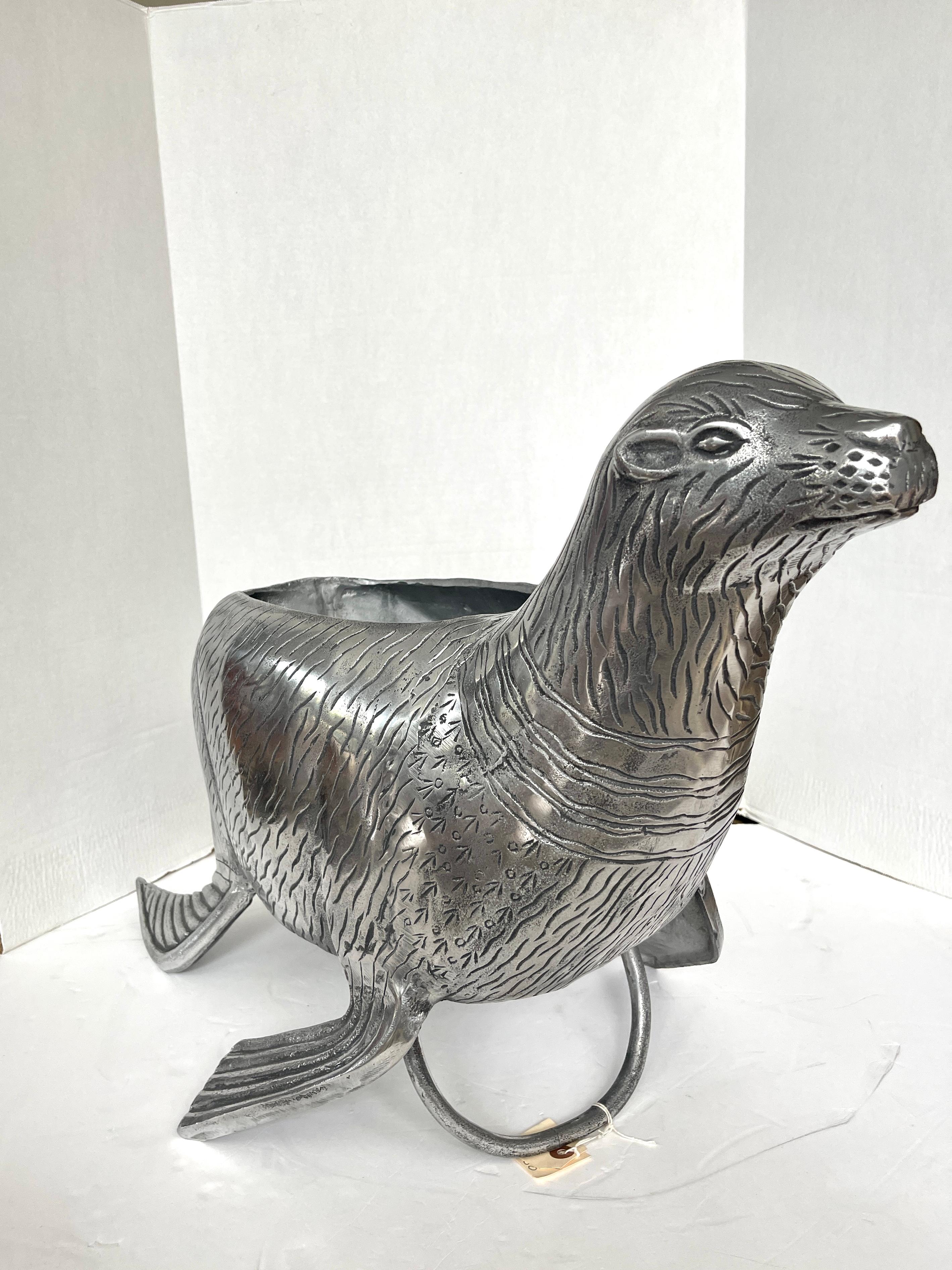 Americano Vintage Large Silver Cast Stainless Steel Seal Wine Cooler (refrigeratore per vino con guarnizione) in vendita