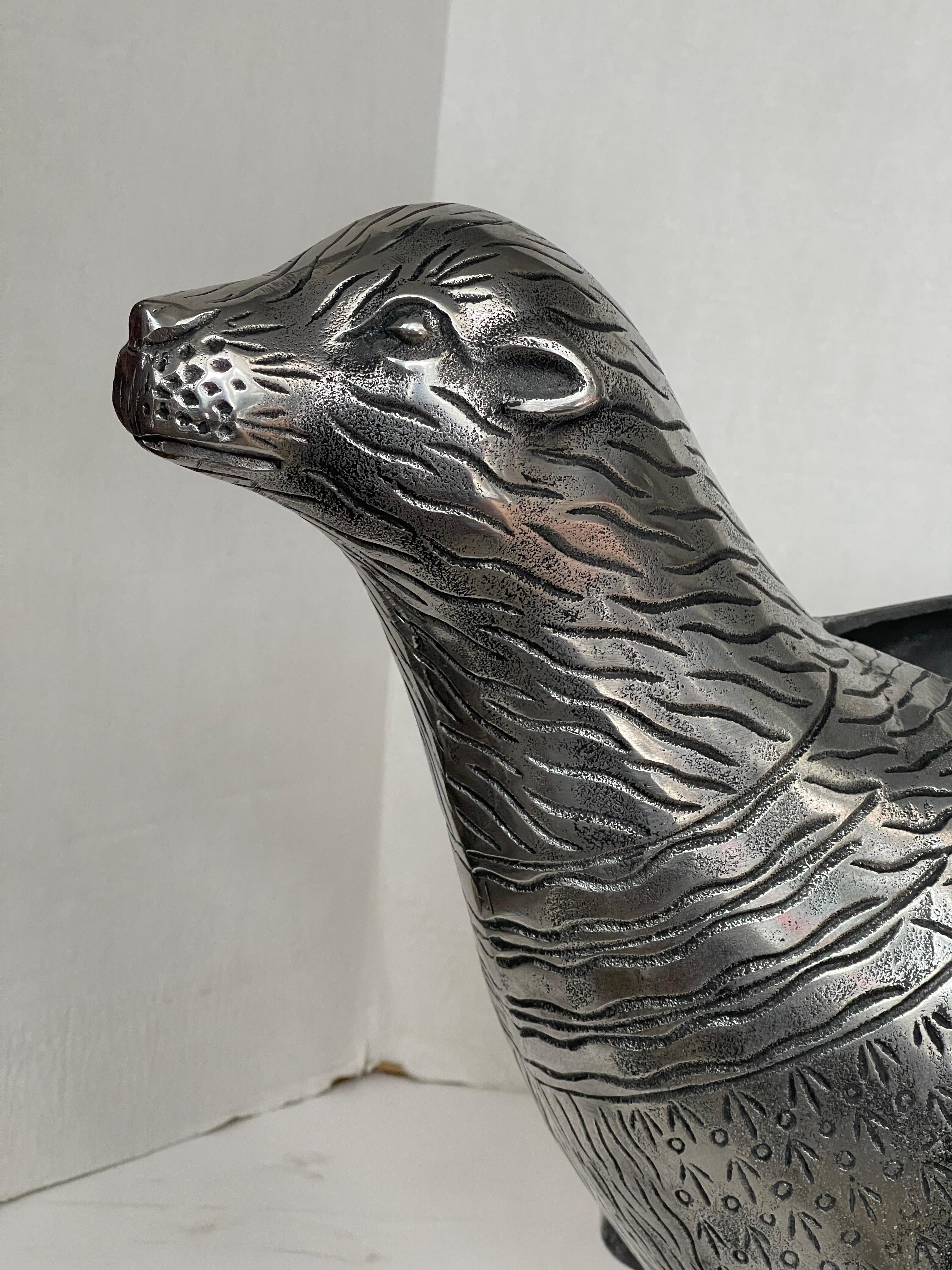 Vintage Large Silver Cast Stainless Steel Seal Wine Cooler (refrigeratore per vino con guarnizione) In condizioni buone in vendita a West Palm Beach, FL