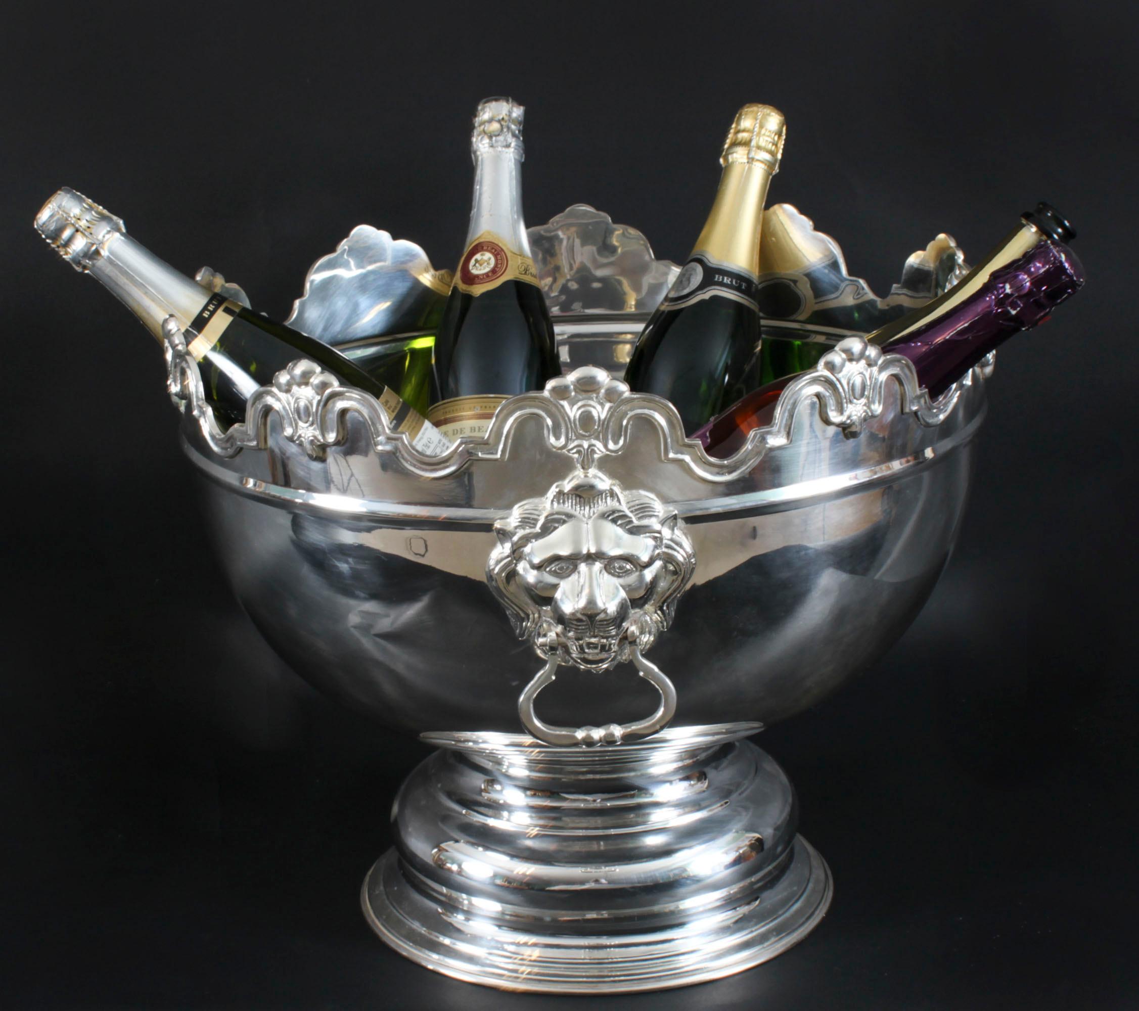 Voici un grand bol à punch Monteith vintage en métal argenté datant de la fin du 20ème siècle.

Le bol à punch peut également servir de refroidisseur à vin pour 5 ou 6 bouteilles.

Il est vraiment magnifique et attirera un maximum d'attention de la