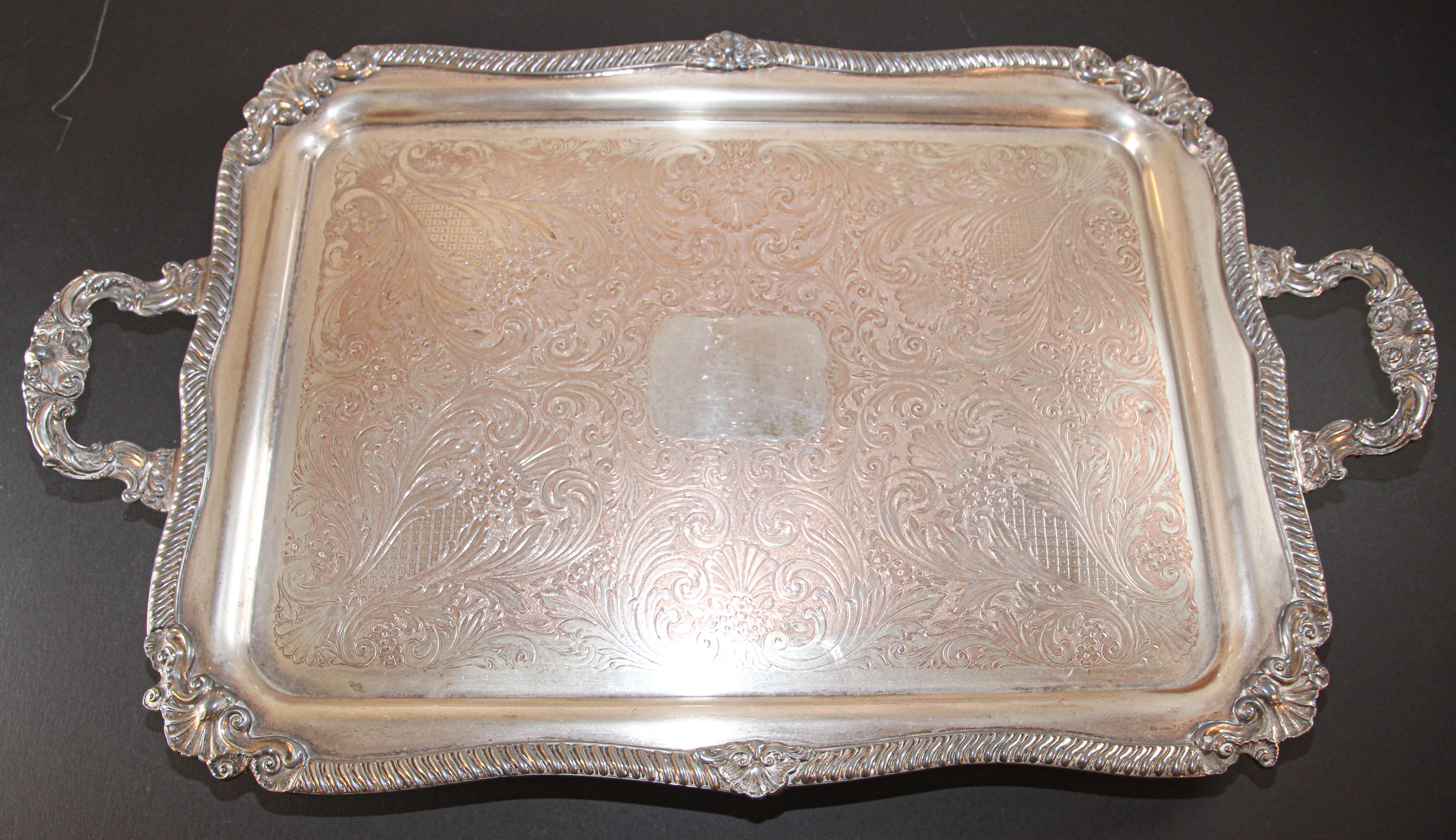 Vintage große Silberplatte Tablett George IV englischen Stil
Ein prächtiges, feines und beeindruckendes Teetablett aus vergoldetem Silber im englischen George IV-Stil.
Dieses prächtige versilberte Teetablett im antiken Stil von George IV. hat eine