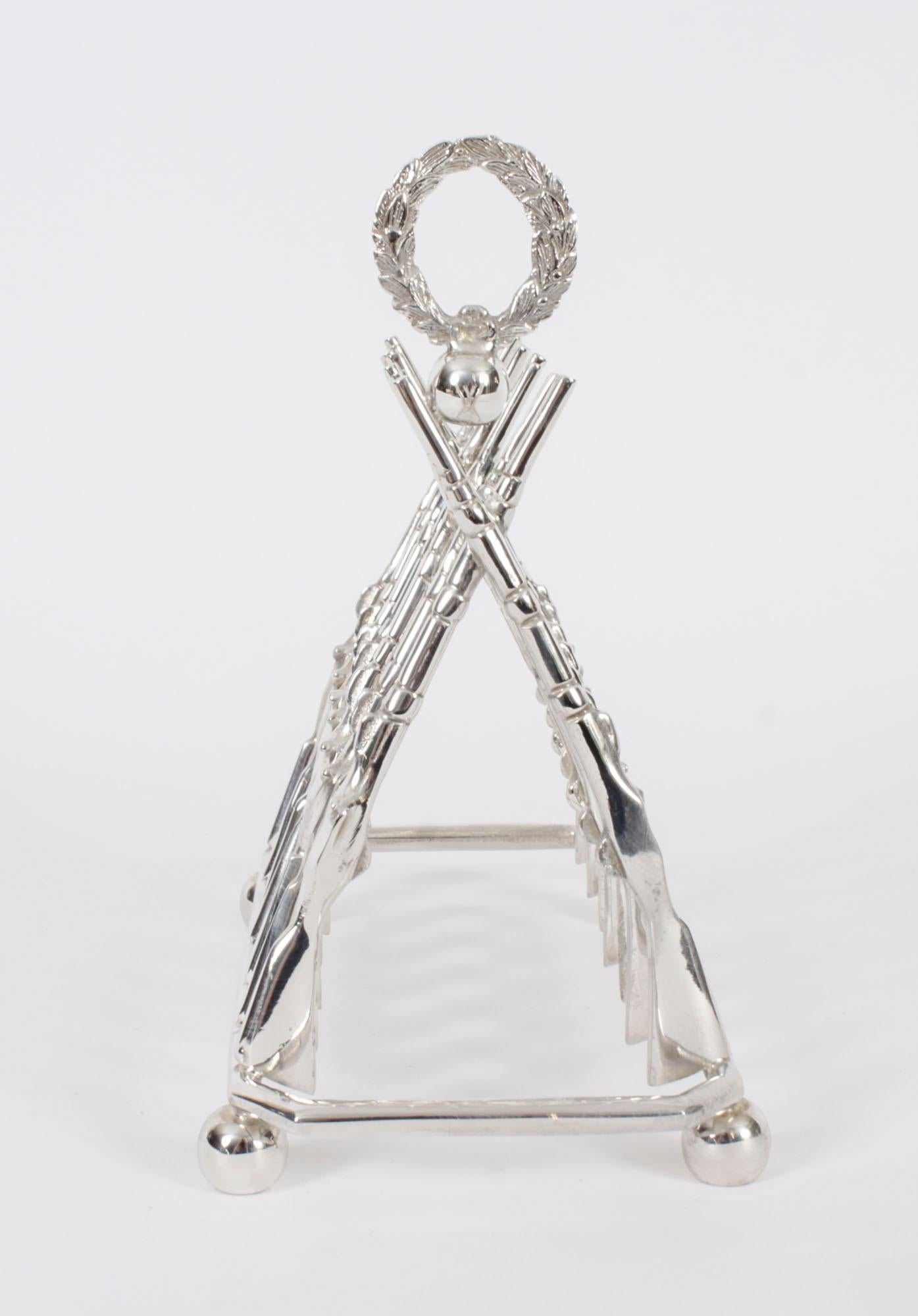 This is a delightful vintage silver plated crossed rifle toast rack dating from the second half of the 20th Century.
 
Seven crossed rifles act as deviders for the toast.

Add a touch of elegance to your breakfast table.
 
Ideal for the marksman in