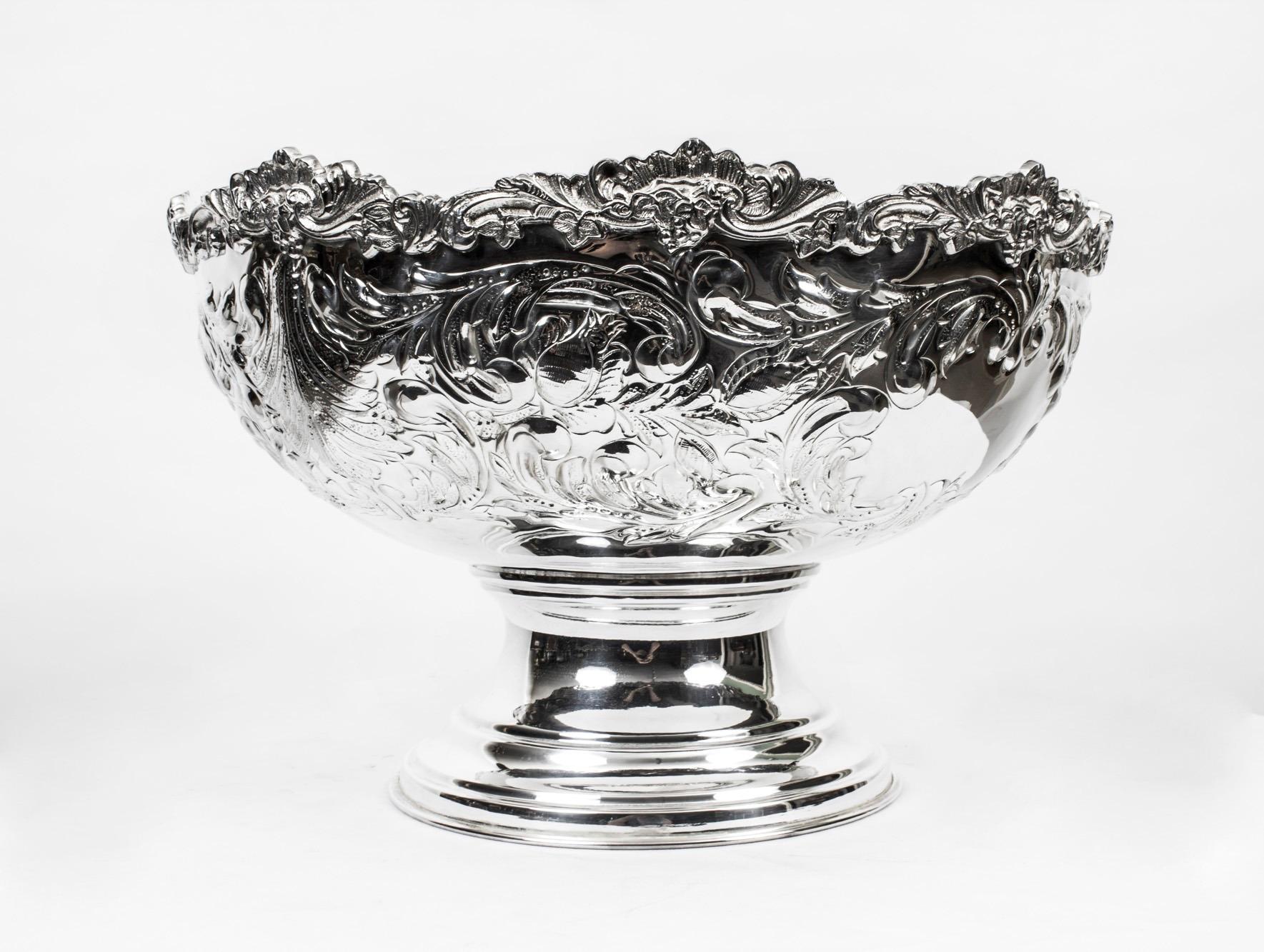 Si tratta di uno splendido dispenser per champagne d'epoca placcato in argento che può contenere oltre 6 bottiglie, risalente alla fine del XX secolo.

Questa squisita ciotola per punch presenta una decorazione floreale in rilievo e incisa,