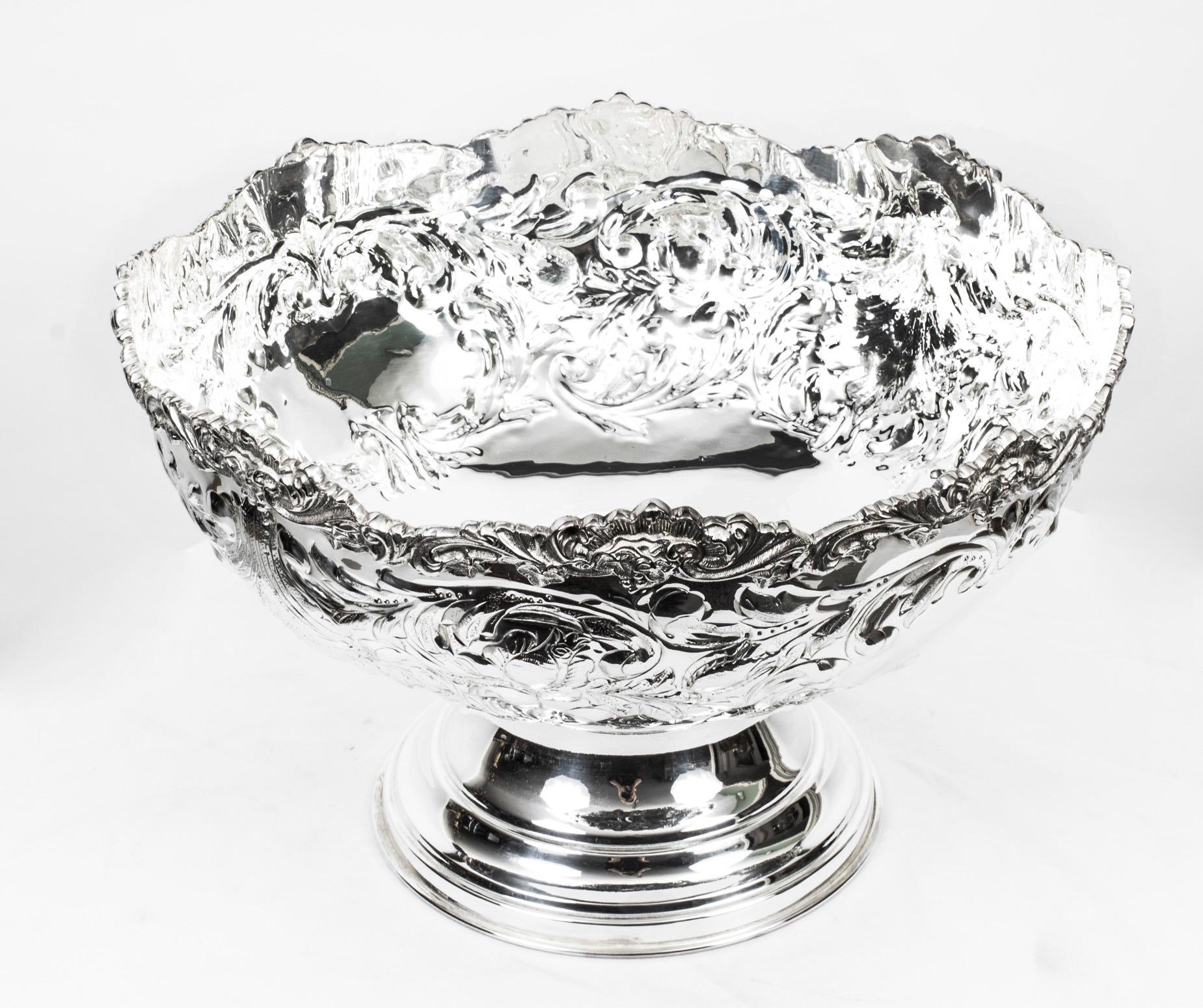 A. Silver Grande ciotola da punch placcata d'argento con decorazione floreale 20° secolo In condizioni buone in vendita a London, GB