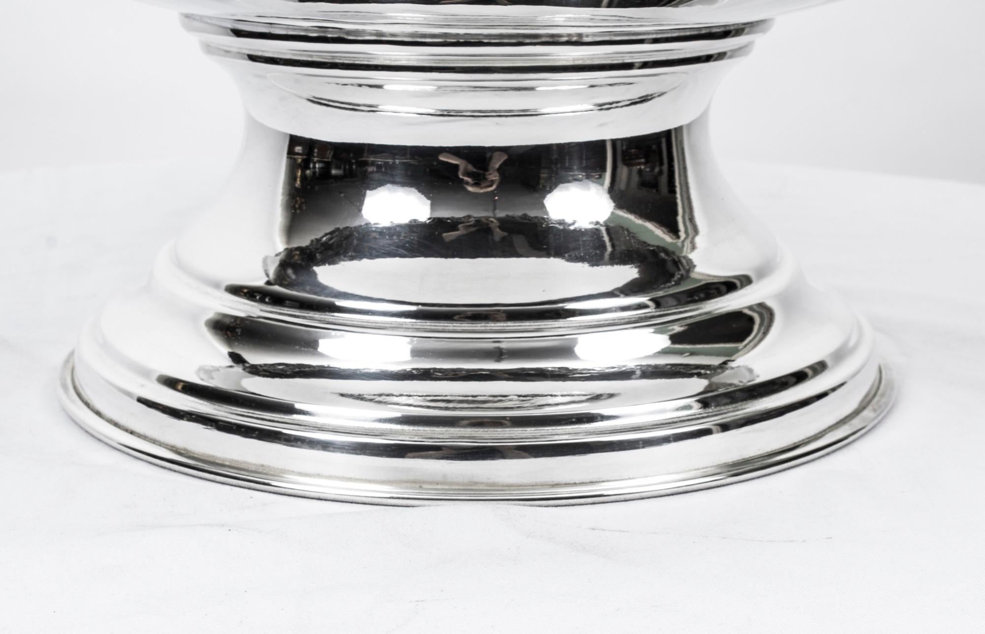 A. Silver Grande ciotola da punch placcata d'argento con decorazione floreale 20° secolo in vendita 2