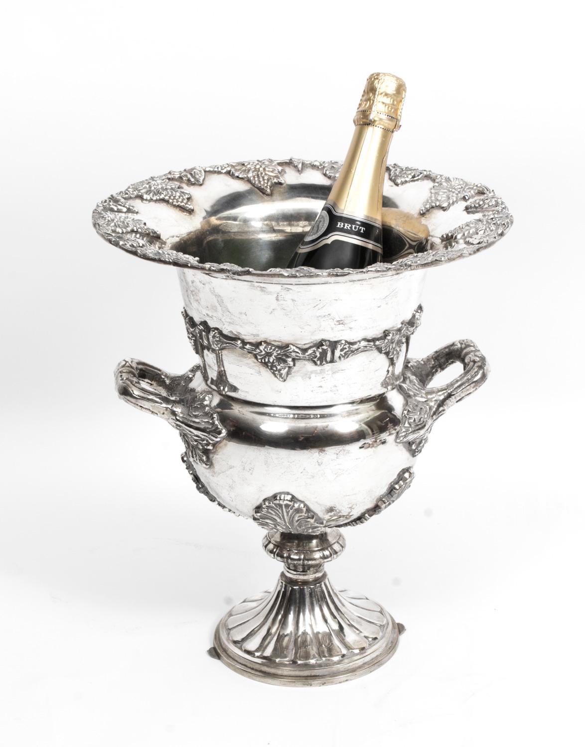 Este es un magnífico vintage  Enfriador de vino bañado en plata, de finales del siglo XX. 

Un intrincado dibujo de vides decora las asas, la base y el borde.  

La calidad y el diseño únicos de este enfriador de vino son inconfundibles, y seguro