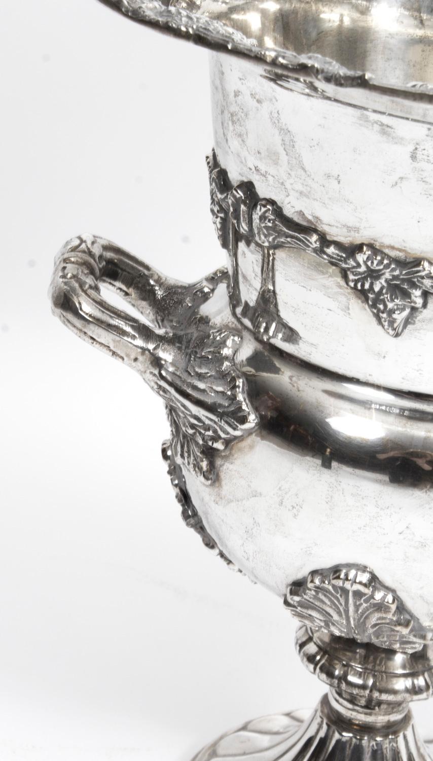 Enfriador de vino vintage grande bañado en plata Siglo XX Chapado en plata en venta