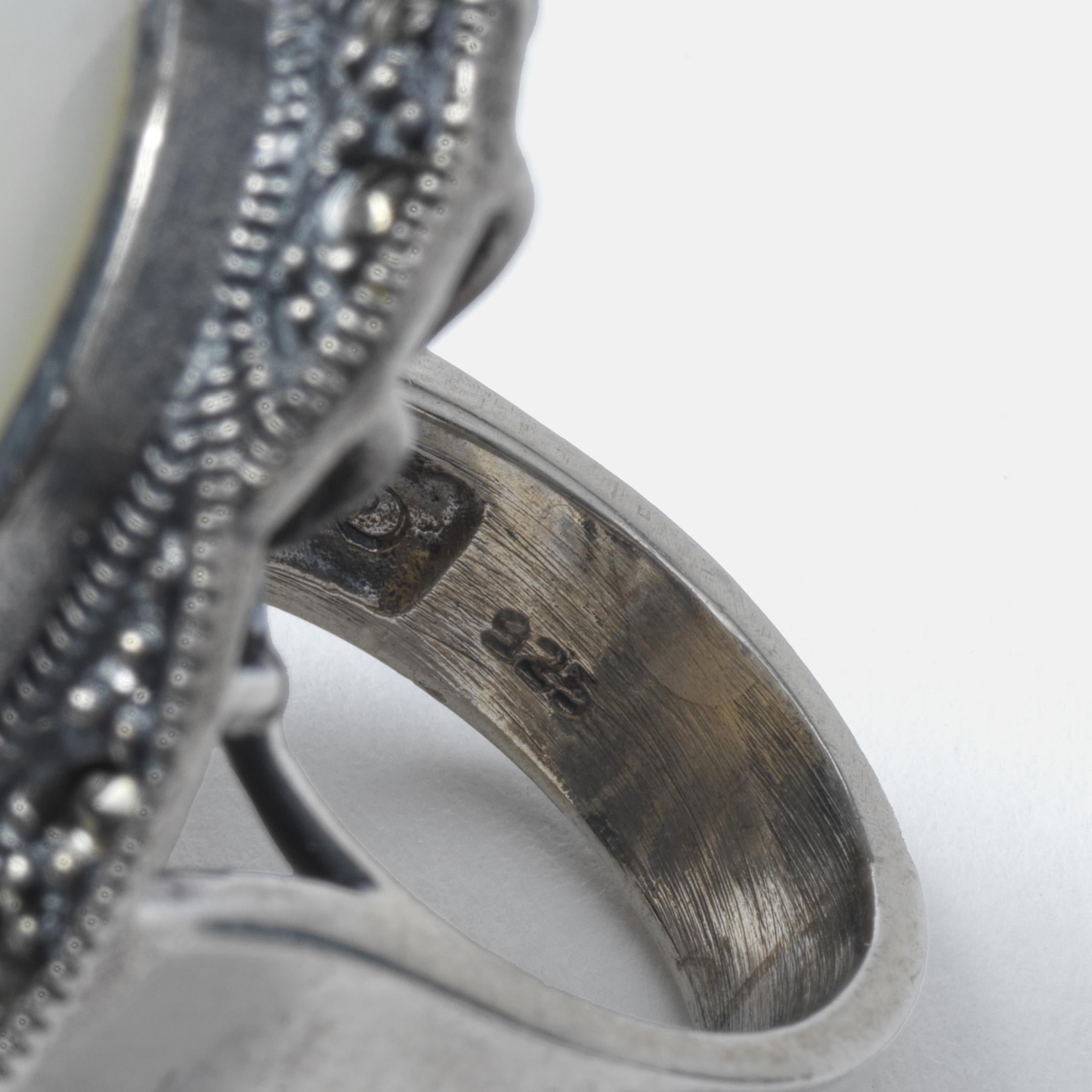 Großer Vintage-Silberring aus Silber mit Perlmutt und Pyrit. Erste Hälfte 20. Jh. für Damen oder Herren im Angebot