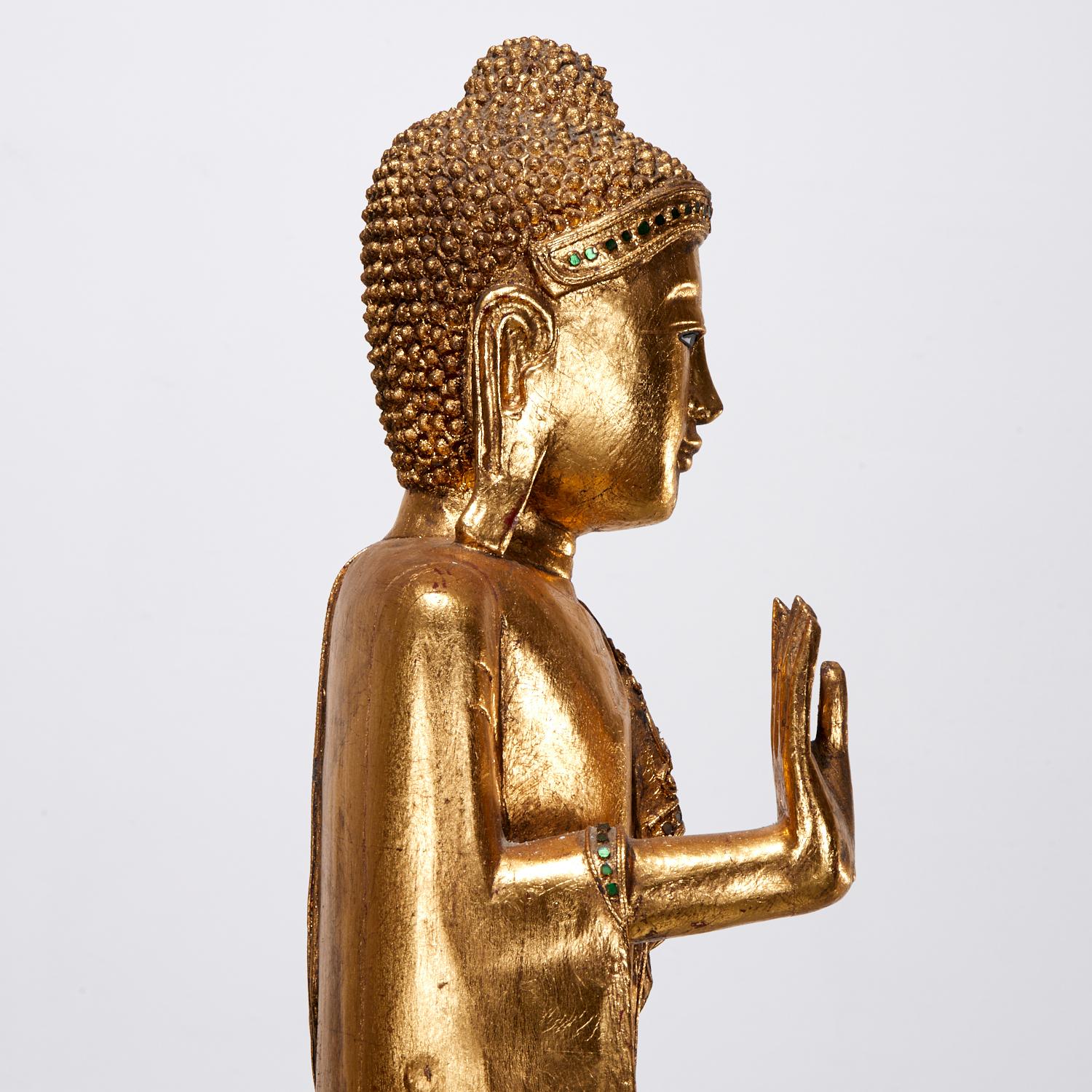 Großer stehender burmesischer Mandalay-Buddha aus vergoldetem Holz mit verspiegelten Einsätzen, Vintage (Sonstiges) im Angebot