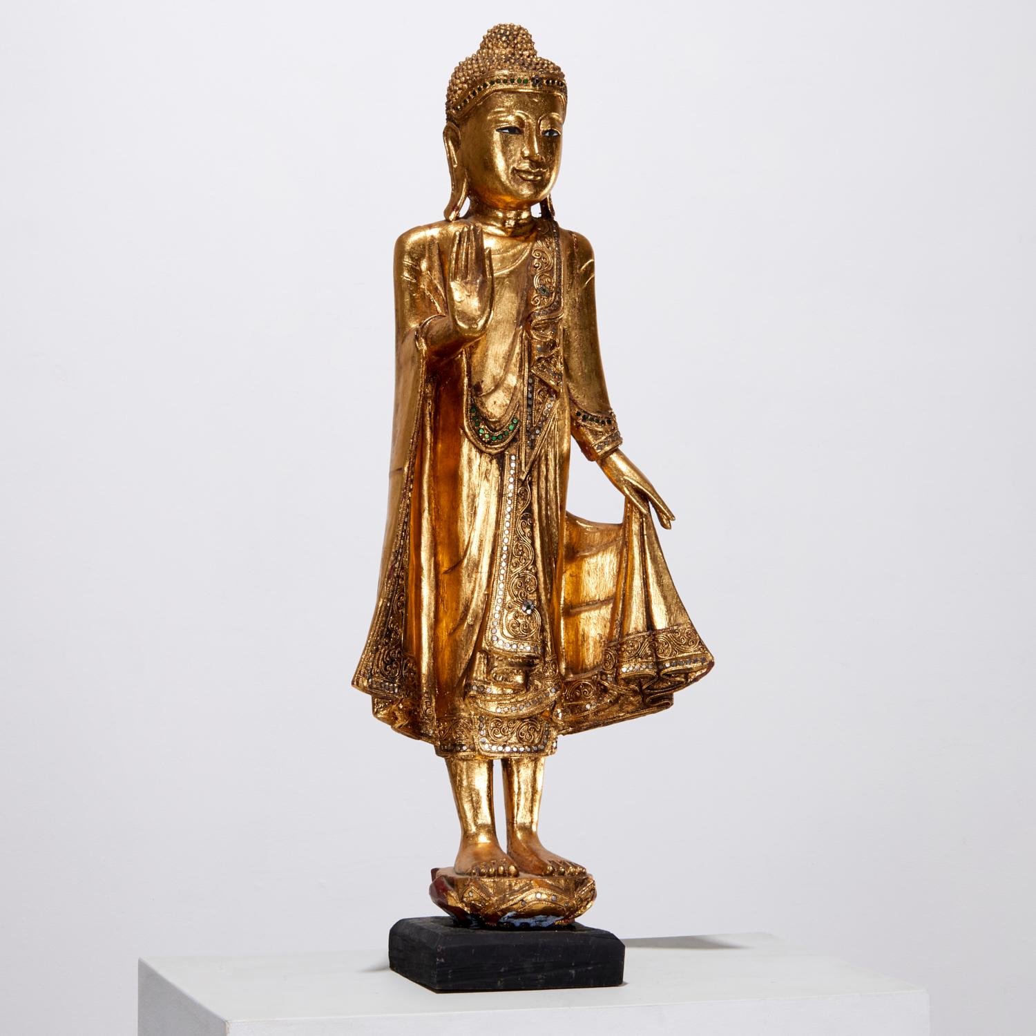 Großer stehender burmesischer Mandalay-Buddha aus vergoldetem Holz mit verspiegelten Einsätzen, Vintage im Angebot 1