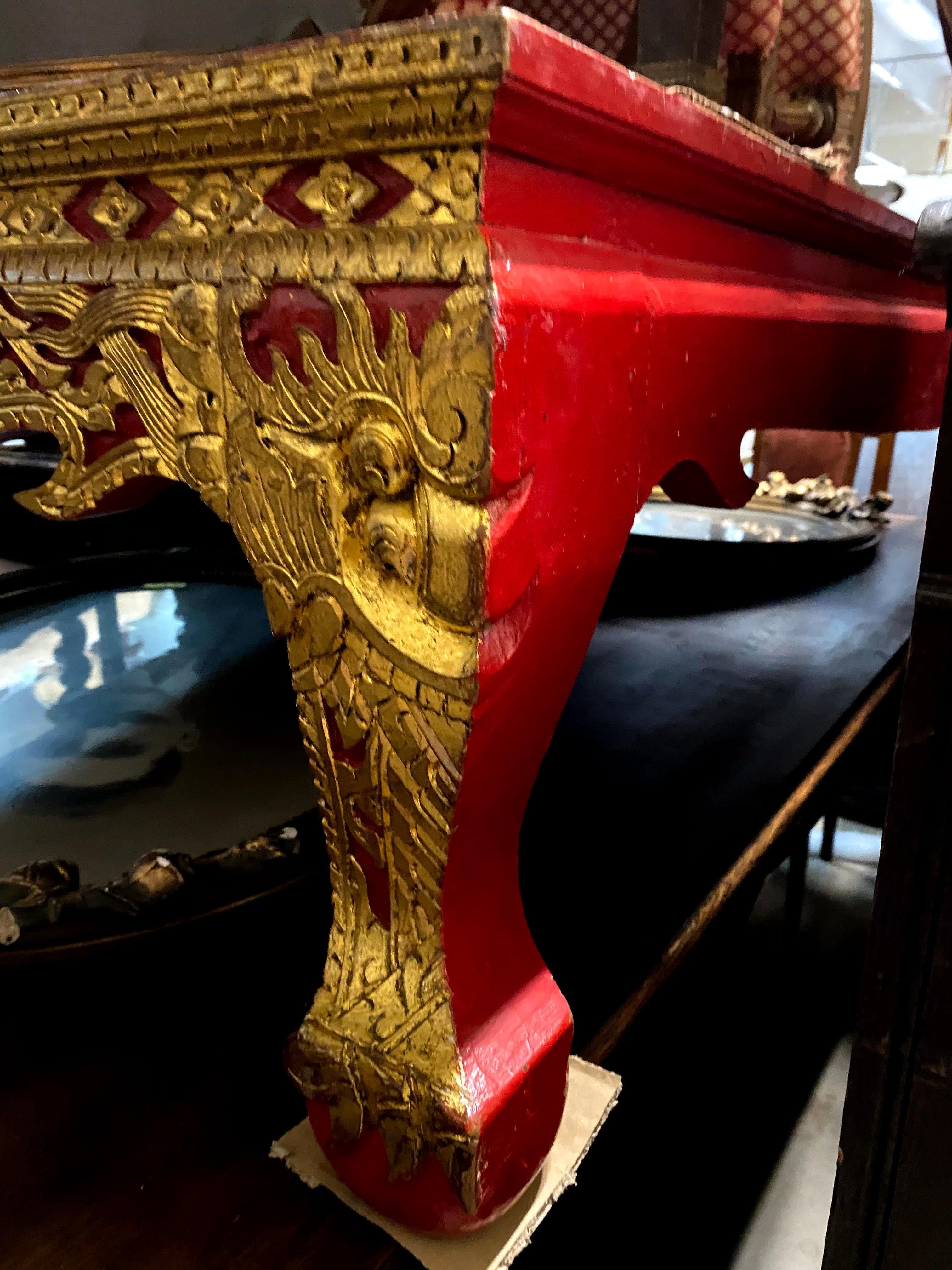 Tavolino thailandese grande dorato e laccato rosso vintage in vendita 4