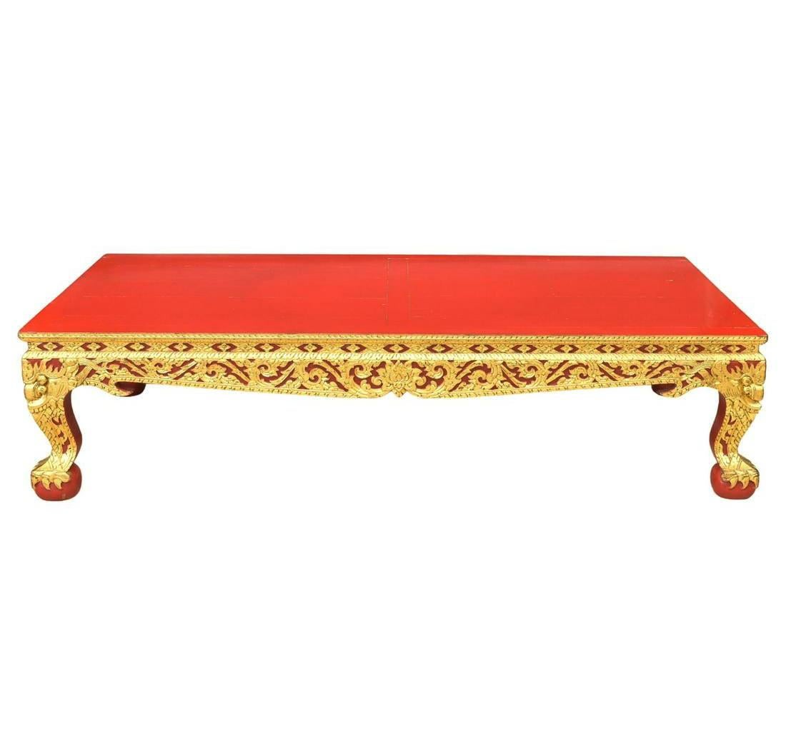 Thailandese Tavolino thailandese grande dorato e laccato rosso vintage in vendita