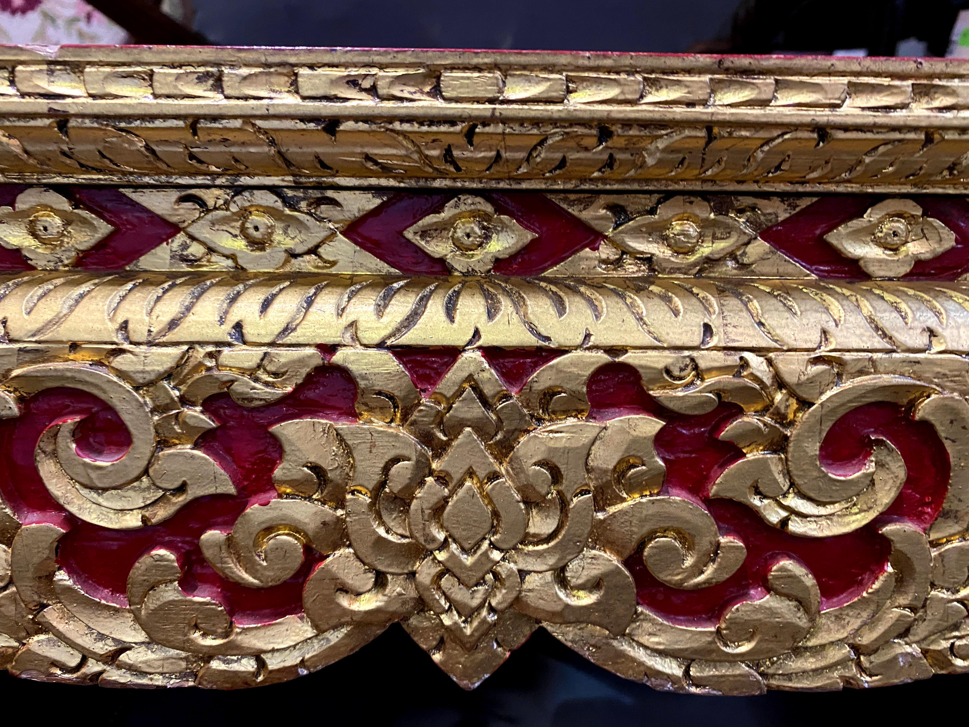 Fine XX secolo Tavolino thailandese grande dorato e laccato rosso vintage in vendita
