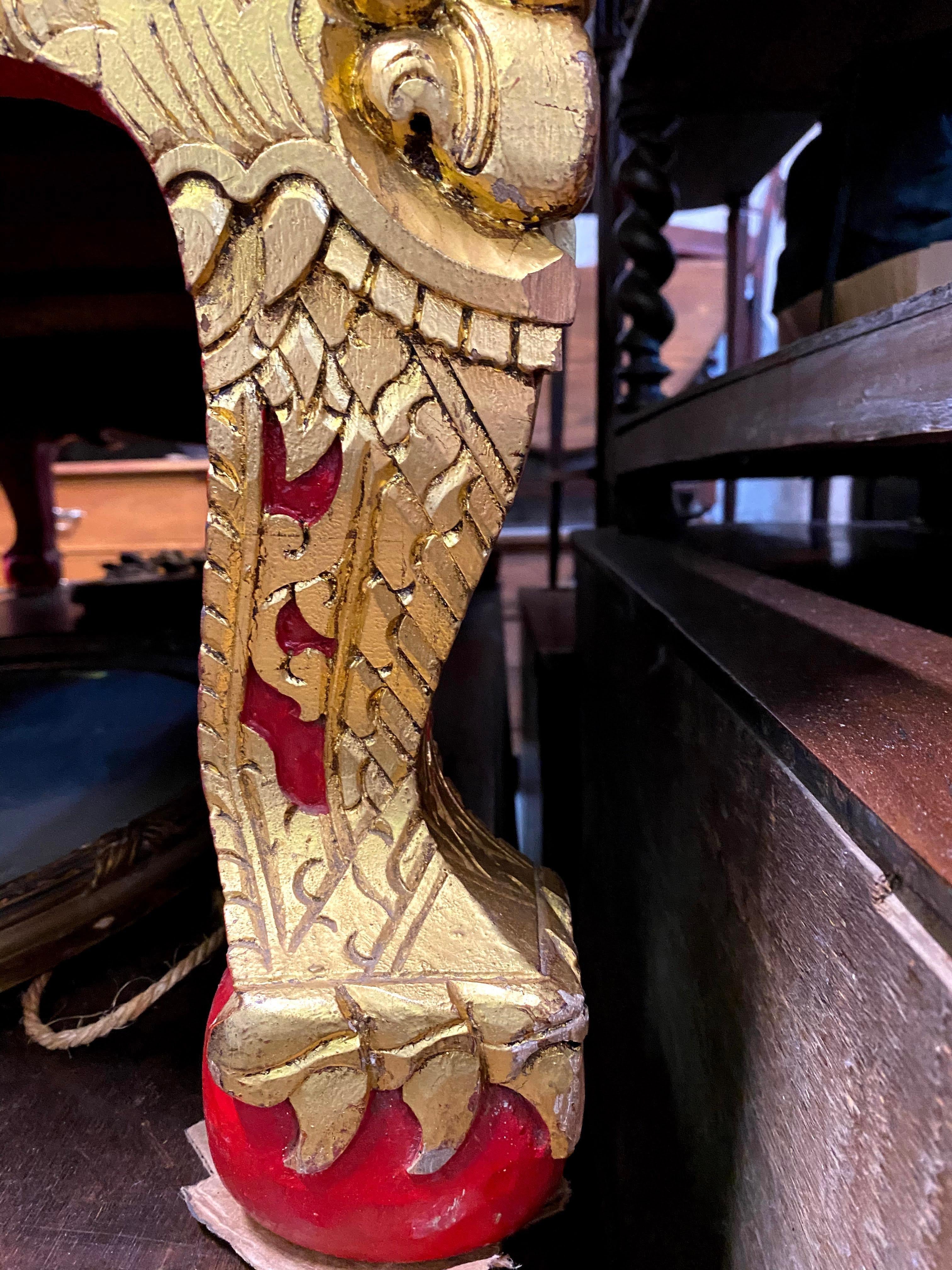 Legno Tavolino thailandese grande dorato e laccato rosso vintage in vendita
