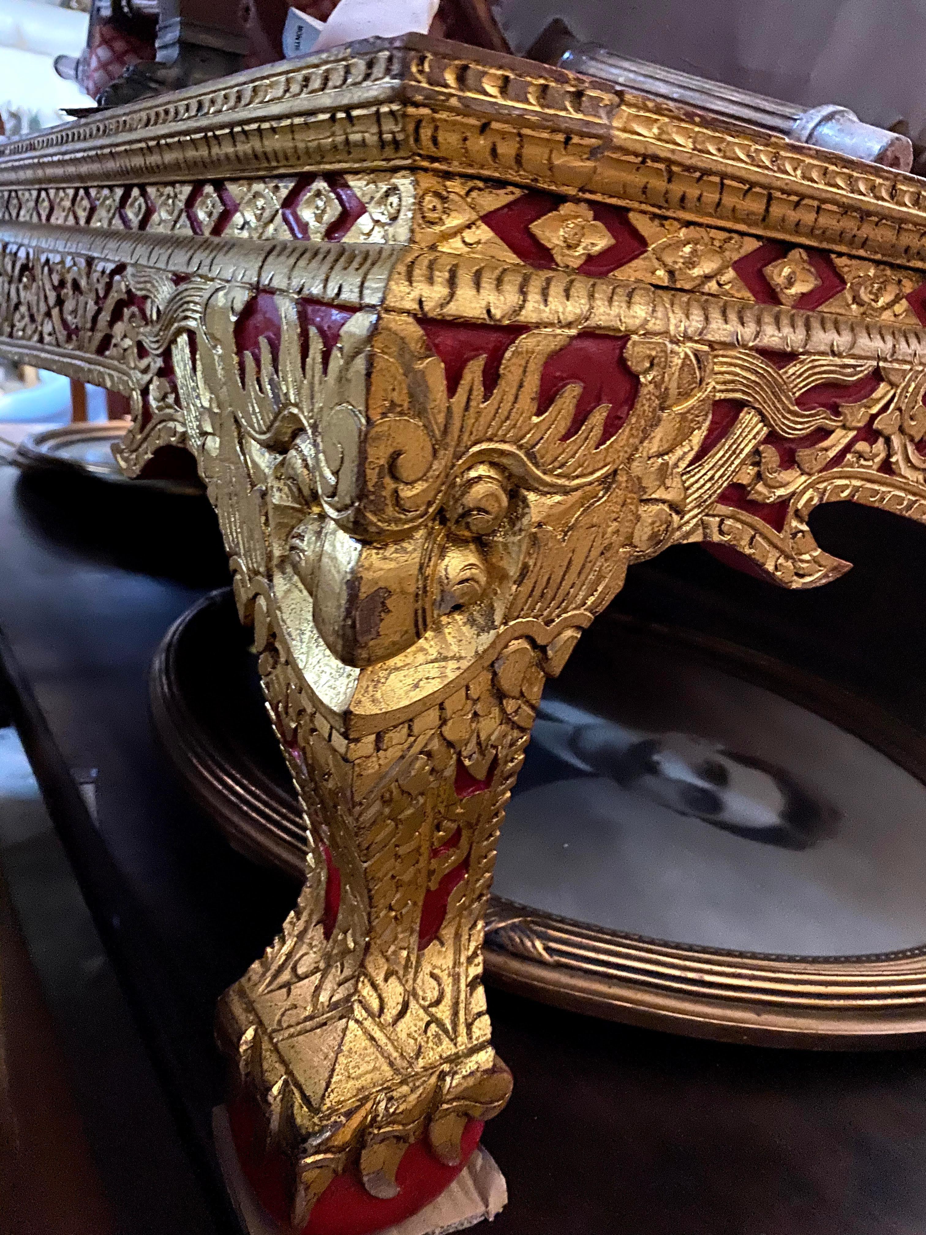 Tavolino thailandese grande dorato e laccato rosso vintage in vendita 2