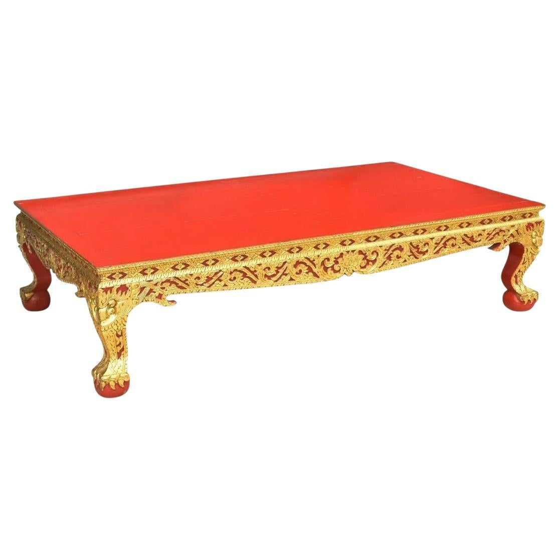 Tavolino thailandese grande dorato e laccato rosso vintage in vendita
