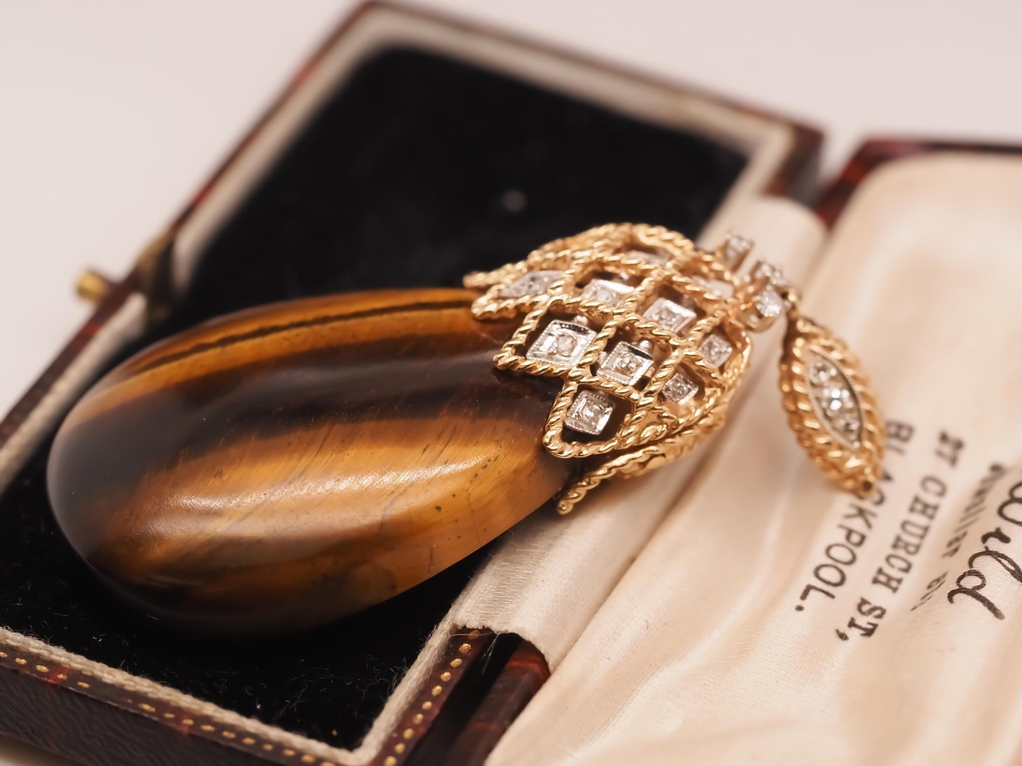 Donna Ciondolo grande d'epoca con diamante in oro giallo 14K con occhio di tigre in vendita