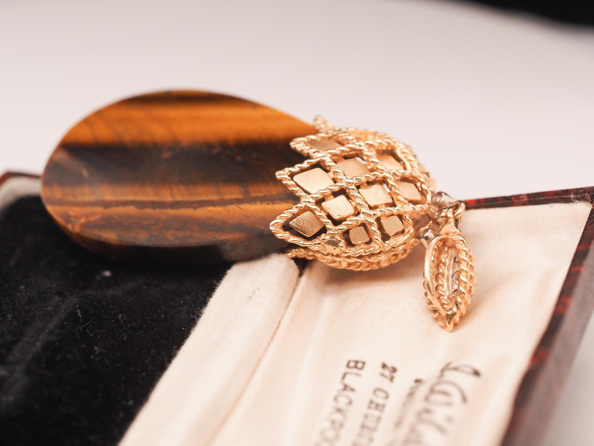 Ciondolo grande d'epoca con diamante in oro giallo 14K con occhio di tigre in vendita 1
